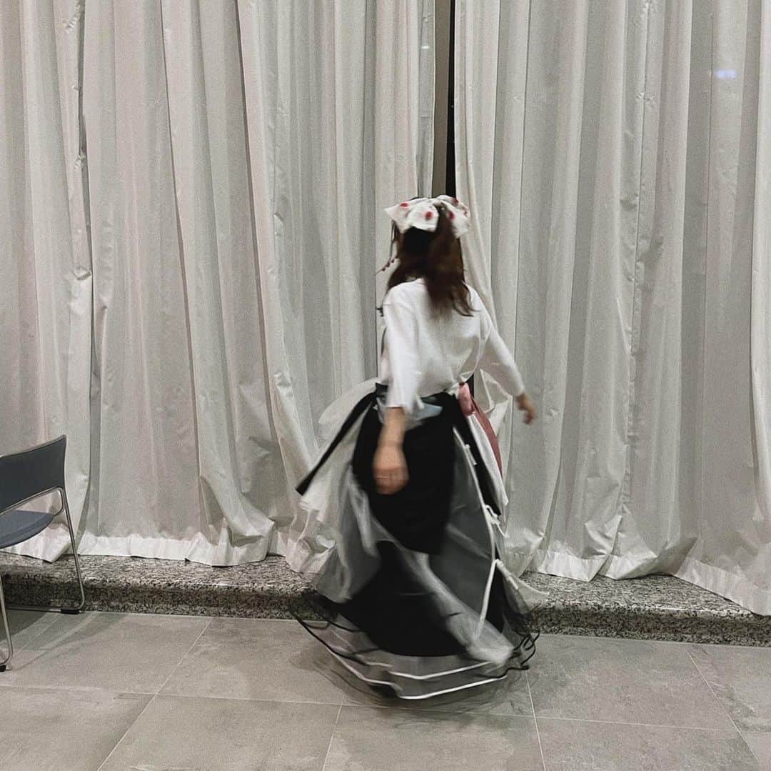 高橋愛さんのインスタグラム写真 - (高橋愛Instagram)「👸✨ ㅤㅤㅤㅤㅤㅤㅤㅤㅤㅤㅤㅤㅤ ㅤㅤㅤㅤㅤㅤㅤㅤㅤㅤㅤㅤㅤ 衣装は、由衣がデザインしてくれた リメイクのスカート🤍🤍🤍 着てからも ここあげたほうがいいね？って ちゃちゃちゃーーっと縫ってくれました。すごい🥺✨ ㅤㅤㅤㅤㅤㅤㅤㅤㅤㅤㅤㅤㅤ 今回、グッズで作った、サンプルのロンTeeと、おうちにあった、チュールスカートで、素敵なスカートを作ってくれました😆✨ ㅤㅤㅤㅤㅤㅤㅤㅤㅤㅤㅤㅤㅤ お姫様みたいなドレスに心躍りました👸🏻💗 @_yuuui_t ちゃん、ありがとう😊」9月12日 14時25分 - i_am_takahashi