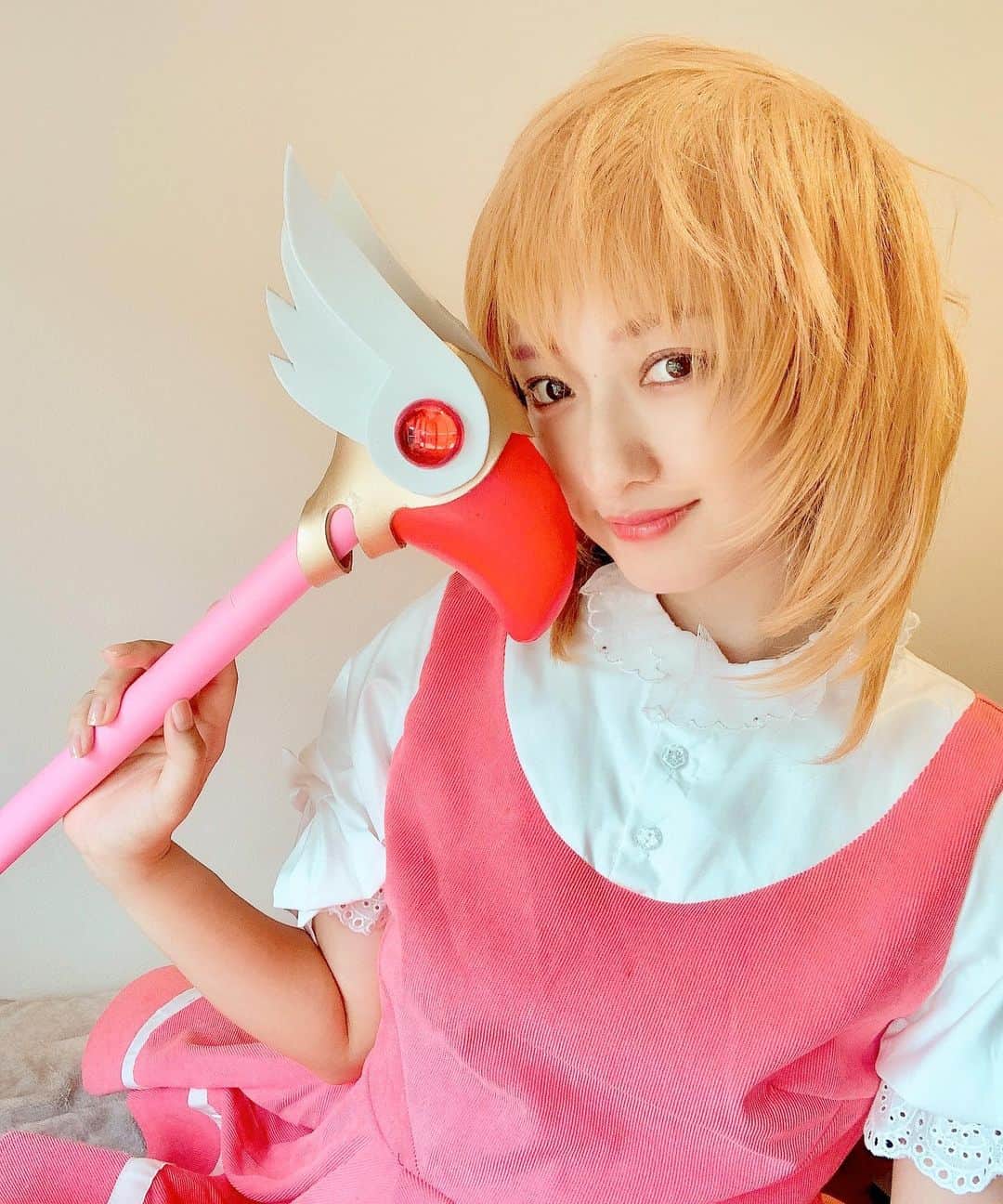 倉田茉美のインスタグラム：「(⚠️カードキャプターファンの方マジでごめんなさい🙇‍♀️) 現代版ウルフカット　#カードキャプターさくら　🌸 6月にお誕生日プレゼントでわたしが愛する女の子のファンの方🍓にもらったの。  自分が大好きで憧れの魔法少女のコスプレです。 リボン🎀つけ忘れました、、泣  リハビリ自撮りでやってみました。 カツラをつけて、化粧もこだわらず。アプリは優秀。  本間にありがとう大切にしてるよ〜！！って投稿でした。  んで、明日から五日間ファスティング。 肌と腸がどのくらい綺麗になるのか、すごい楽しみ。  お仕事もなにもかも、一生懸命やります。 レリーズ♡  #31歳。昨日寝てるだけで足がつりました。」