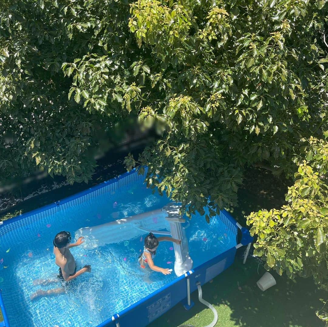 鈴木六夏さんのインスタグラム写真 - (鈴木六夏Instagram)「今年の夏はこのプールのおかげで おうちがかなり充実しました！感謝！  雨が続いたり急に寒くなっても 粘り出ししていましたが遂にサヨナラ。 片付け、なかなか大変 😅でしたが兄と力を合わせ完了。ふーっ  また来年、宜しくお願いねー♪  #intexプール」9月12日 15時16分 - rikuka.62