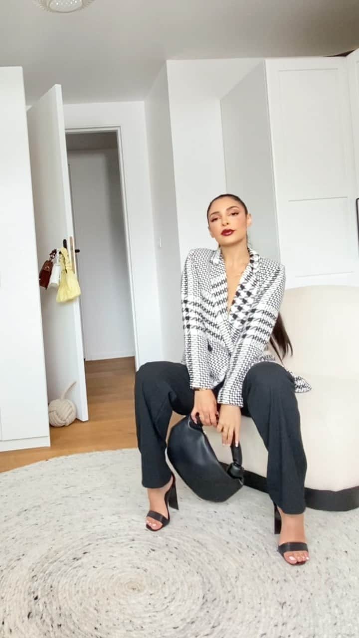 sananasのインスタグラム：「-50 sur TOUT le site de @Boohoo :  LOOK DE DEBUT ET FIN : Body 36 : https://boohoo.app.link/8lILzdyrkjb Pantalon 36 : https://boohoo.app.link/7lILzdyrkjb  LOOK 1  Robe satinée noire (36) : https://boohoo.app.link/8akdxdyrkjb Chaussures (taille habituelle): https://boohoo.app.link/cbkdxdyrkjb Pochette : https://boohoo.app.link/9akdxdyrkjb  LOOK 2 Blazer blanc 36 : https://boohoo.app.link/dbkdxdyrkjb Pantalon blanc 36 : https://boohoo.app.link/ebkdxdyrkjb Chaussures : https://boohoo.app.link/pbkdxdyrkjb Sac : https://boohoo.app.link/obkdxdyrkjb  LOOK 3 Body 36 : https://boohoo.app.link/mbkdxdyrkjb Pantalon 38 : https://boohoo.app.link/nbkdxdyrkjb Chaussures : https://bit.ly/3nmhOb5  LOOK4  Veste 36 : https://boohoo.app.link/abkdxdyrkjb Pantalon 36 : https://boohoo.app.link/bbkdxdyrkjb Chaussures (pointure habituelle) : https://boohoo.app.link/7akdxdyrkjb Sac : https://boohoo.app.link/obkdxdyrkjb  #SponsoriseParBoohoo #FashionInspiration #BackToSchoolOutfits #falloutfits」