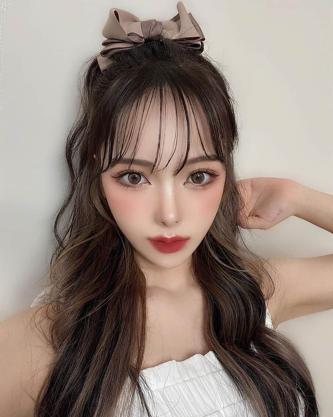 葉月ひまりのインスタグラム：「ピーチメイクのときのっ🍑🤍 載せ忘れてました…😂 めっちゃ今更だけどエクステ付け替えて インナーと自毛を暗くしました！色落ち可愛いでしょっ🖤 #ベビーエクステ #エクステ」