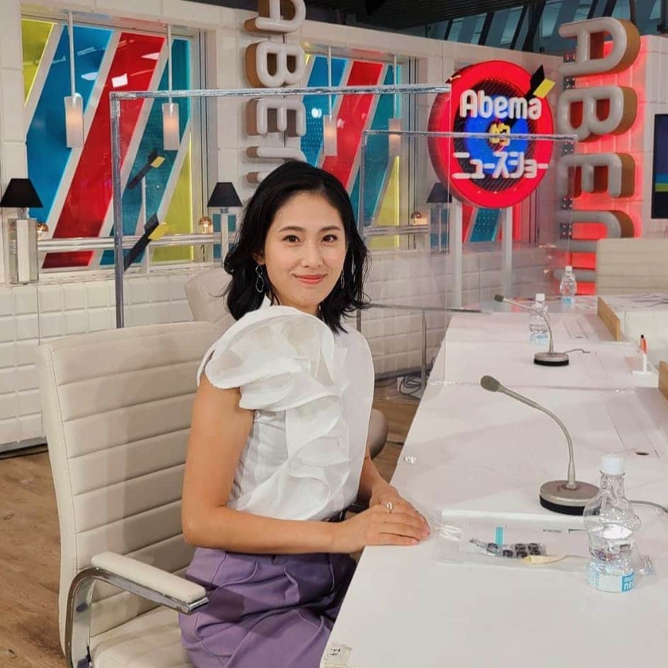 のインスタグラム：「Abema的ニュースショーに出演しました🕺🎯  ふつうのニュースとは一味違う斬新なニュースの切り取り方で、毎度すごくおもしろいです😊  的外しだけど、勉強になる✏️ 総裁選の行方、引き続き注目します！  そして、今日は衣装がめちゃかわいくて❤️❤️ スーパーモデルになりきってのポージングだったんですが、夫から「どうやったら、こんなださくなれるの？😂」と笑われました🤦なんでだろう  #ポーズカッコ悪リイナ #ABEMA 👚Wild Lily @wildlily_daikanyama 👖👢 RANDA @randa_pic」