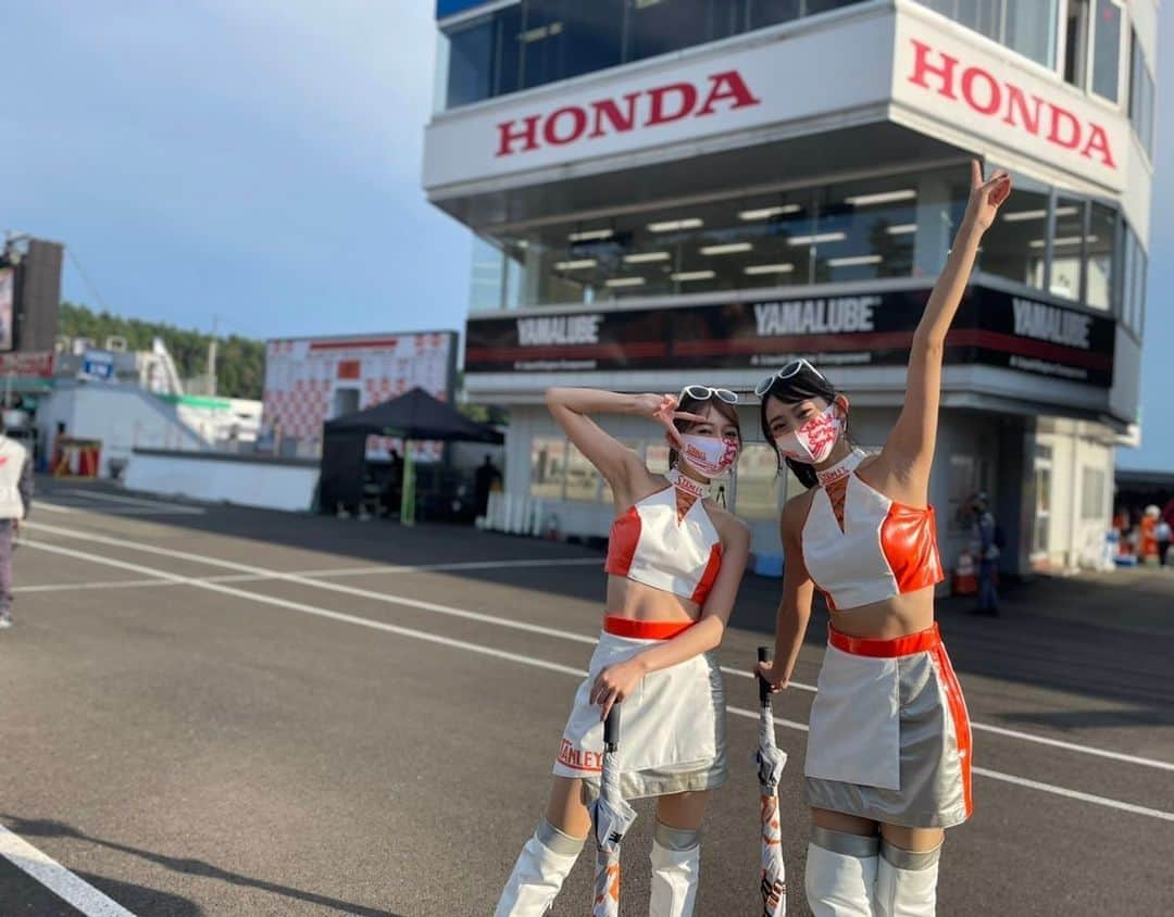 相沢菜々子さんのインスタグラム写真 - (相沢菜々子Instagram)「#SUPERGT Rd.5 SUGO GT 300km RACE応援ありがとうございました！  2年ぶり、FR化後初にして 1号車 STANLEY NSX-GT, TEAM KUNIMITSUは10番手から 2位表彰台獲得✨🏁🦈  もう既に次を見据えて動き出しているチームの心強さたるや！😭✨ 撮っていたただいた写真が最高なので、しばらく投稿お付き合いください！ Photo by @sayaca_aoi1011   次戦APも私たちと一緒に応援お願いします！  #Honda  #STANLEY  #TEAMKUNIMITSU」9月12日 17時24分 - nanako_aizawa