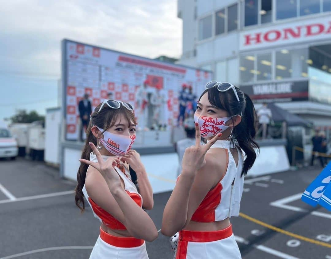 相沢菜々子さんのインスタグラム写真 - (相沢菜々子Instagram)「#SUPERGT Rd.5 SUGO GT 300km RACE応援ありがとうございました！  2年ぶり、FR化後初にして 1号車 STANLEY NSX-GT, TEAM KUNIMITSUは10番手から 2位表彰台獲得✨🏁🦈  もう既に次を見据えて動き出しているチームの心強さたるや！😭✨ 撮っていたただいた写真が最高なので、しばらく投稿お付き合いください！ Photo by @sayaca_aoi1011   次戦APも私たちと一緒に応援お願いします！  #Honda  #STANLEY  #TEAMKUNIMITSU」9月12日 17時24分 - nanako_aizawa