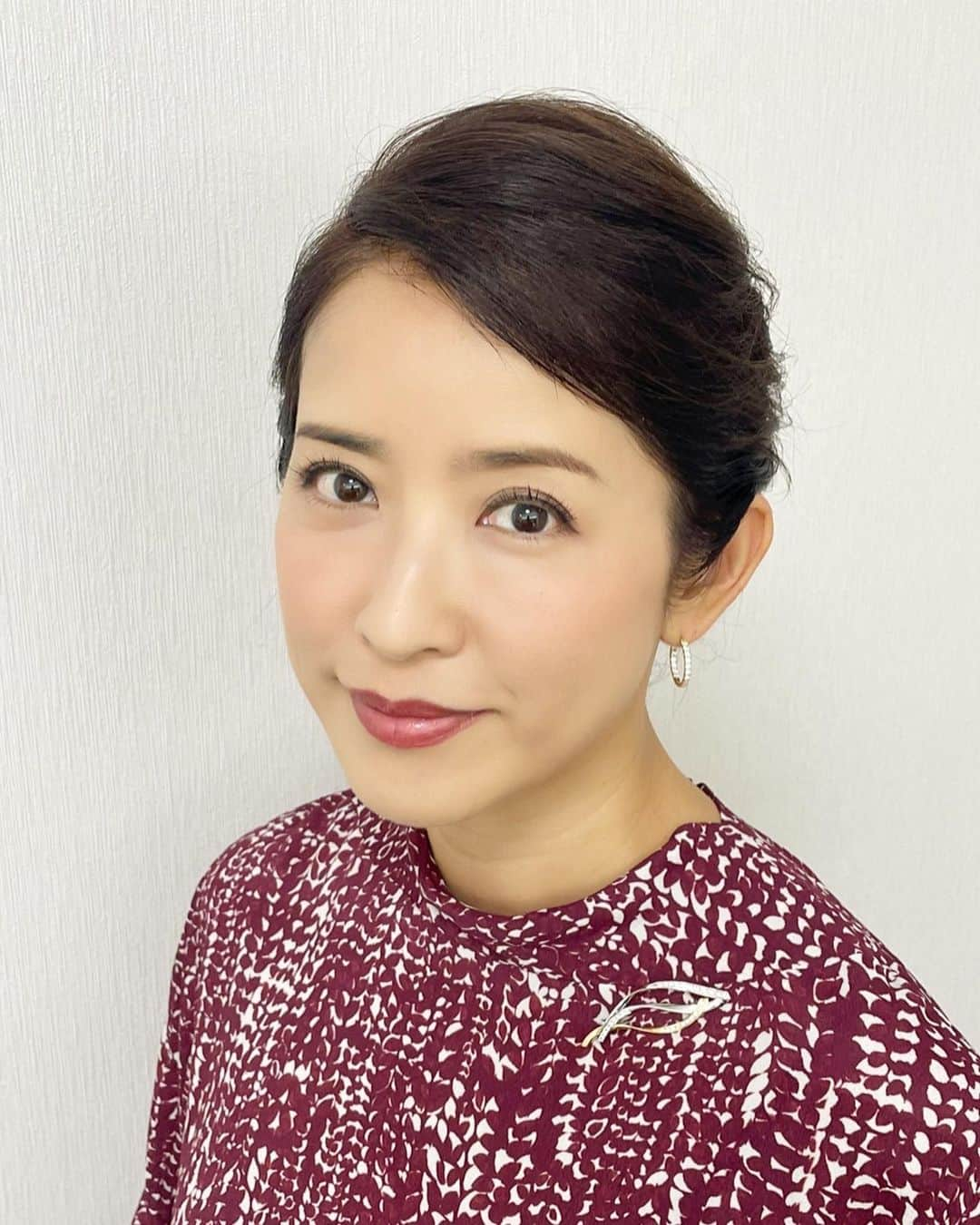 江口ともみさんのインスタグラム写真 - (江口ともみInstagram)「タックル衣装  今日は前に収録してOAされなかったものと合作OAだったので途中で  あれ？髪型も衣装も出演者も途中で変わってない？！と思われた方もいらっしゃいますよね😅  こんな事もたまにはございますので ご了承くださいませぇ  #tvタックル#衣装」9月12日 17時25分 - tomomin.eguchi