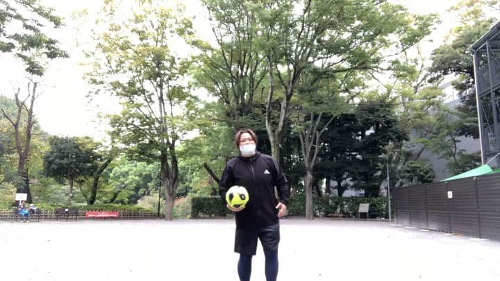 杉本美香のインスタグラム：「・ ⚽️リフティング練習３回目⚽️ ・ 今日の最高は１０回 ・ 乞うご期待〜👊😉 ・ ・ #リフティングチャレンジ #飽きるまでやる #空いた時間のみ #コツ教えてください #飽き性がどこまでいけるか #チャレンジ仲間募集中 #自分時間 #smile😊」