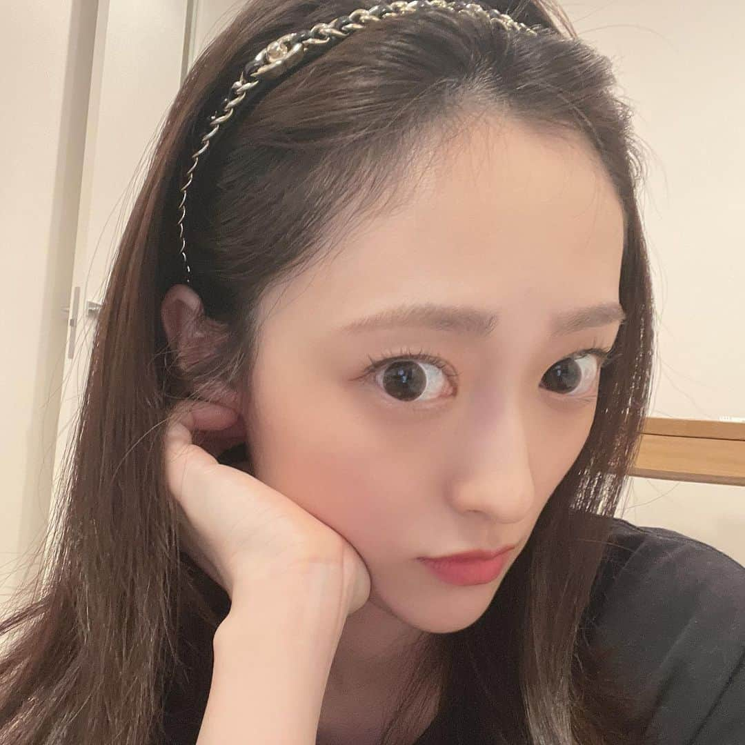 三秋里歩（小谷里歩）さんのインスタグラム写真 - (三秋里歩（小谷里歩）Instagram)「. 髪が伸びたから最近はご飯作ったり掃除する時は 前髪とめたり髪の毛まとめたりしてます😇 伸びたら切りたくなるし、切ったら伸ばしたくなる…無限ループ😇 . 2枚目からは、新しく買ったリップのにおいが気になるぴー🥒🐶」9月12日 17時43分 - ripopo_824