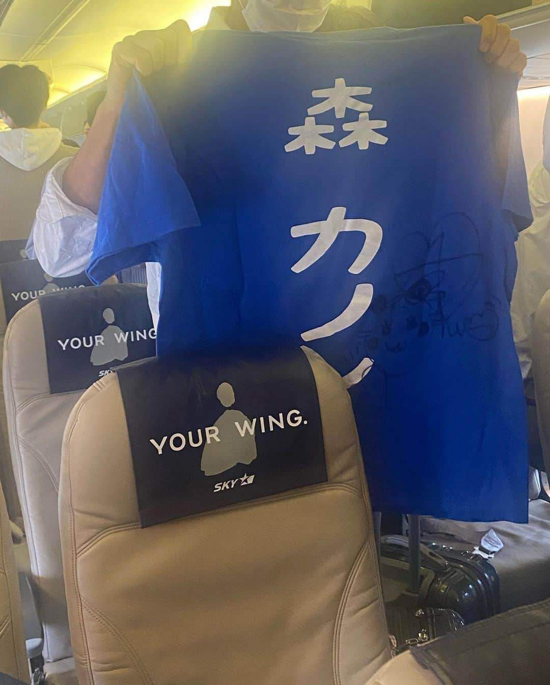 森カノンさんのインスタグラム写真 - (森カノンInstagram)「🛫🧑🏼‍✈️ 昨日まで掲載されてた 札幌駅のビジョン広告❤️‍🔥 これは日頃応援してくれてる カノンchildrenのお陰なので 大熱烈感謝ッッッ💖💖💖 . 全然関係無いけど 行きの飛行機で振り返ったら ファンの人がアイドル時代の サイン入りTシャツ広げてたの 奇跡過ぎて死ぬほど笑ったwwww 北海道行くなんて言っなかったし たまたまなんだけど、そんな事ある？www爆笑」9月13日 3時54分 - mkanon211