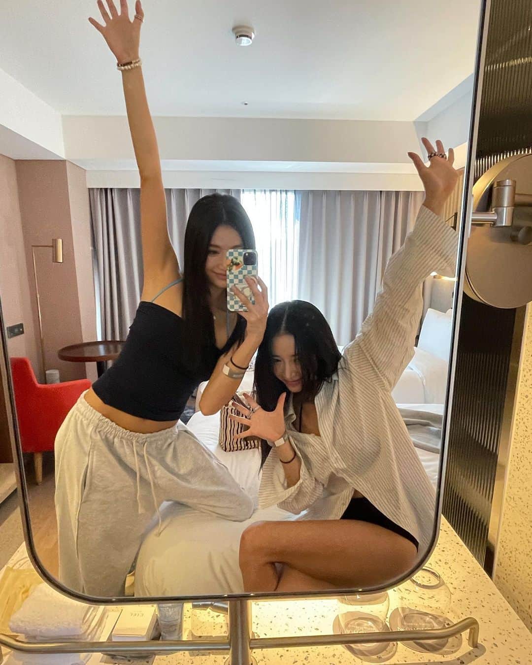パク・ソラのインスタグラム：「여름보다 더 뜨거웠던 우리 첫 호캉스ㅋㅋㅋ날씨요정 만세🙌💙쏘행복💙」