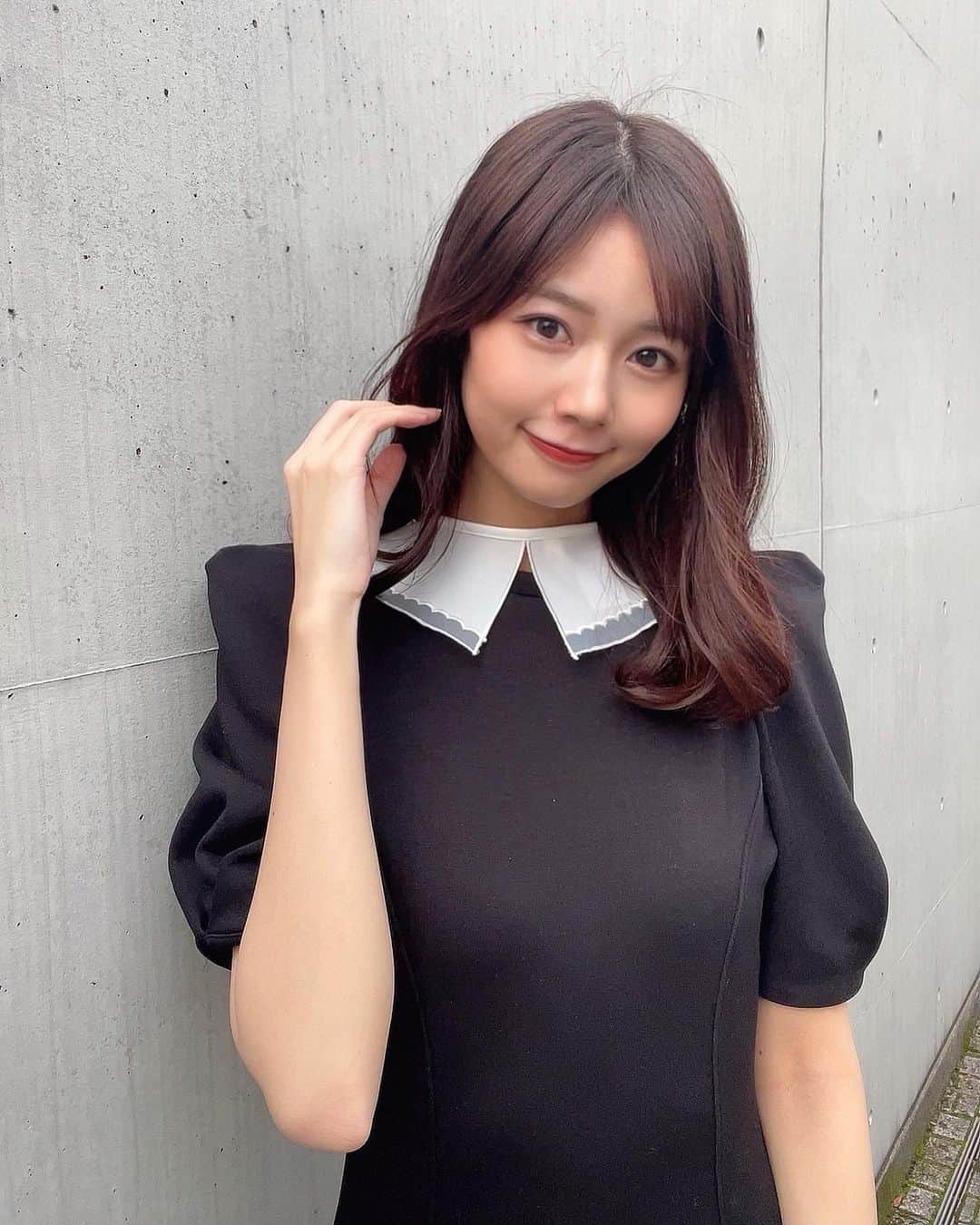 のインスタグラム：「. ホーンテッドマンションに住んでいそうなお姉さんスタイル❤︎笑 腰がシェイプされてて形が可愛い🥺 襟は付け襟だよ よく見ると浮いちゃってる笑  @eimyistoire_official   衣装でもお世話になってるブランド いつも可愛いすぎる  #私服 #ootd #ワンピース #ブラックワンピース #黒ワンピース #黒ワンピ #ブラックコーデ」