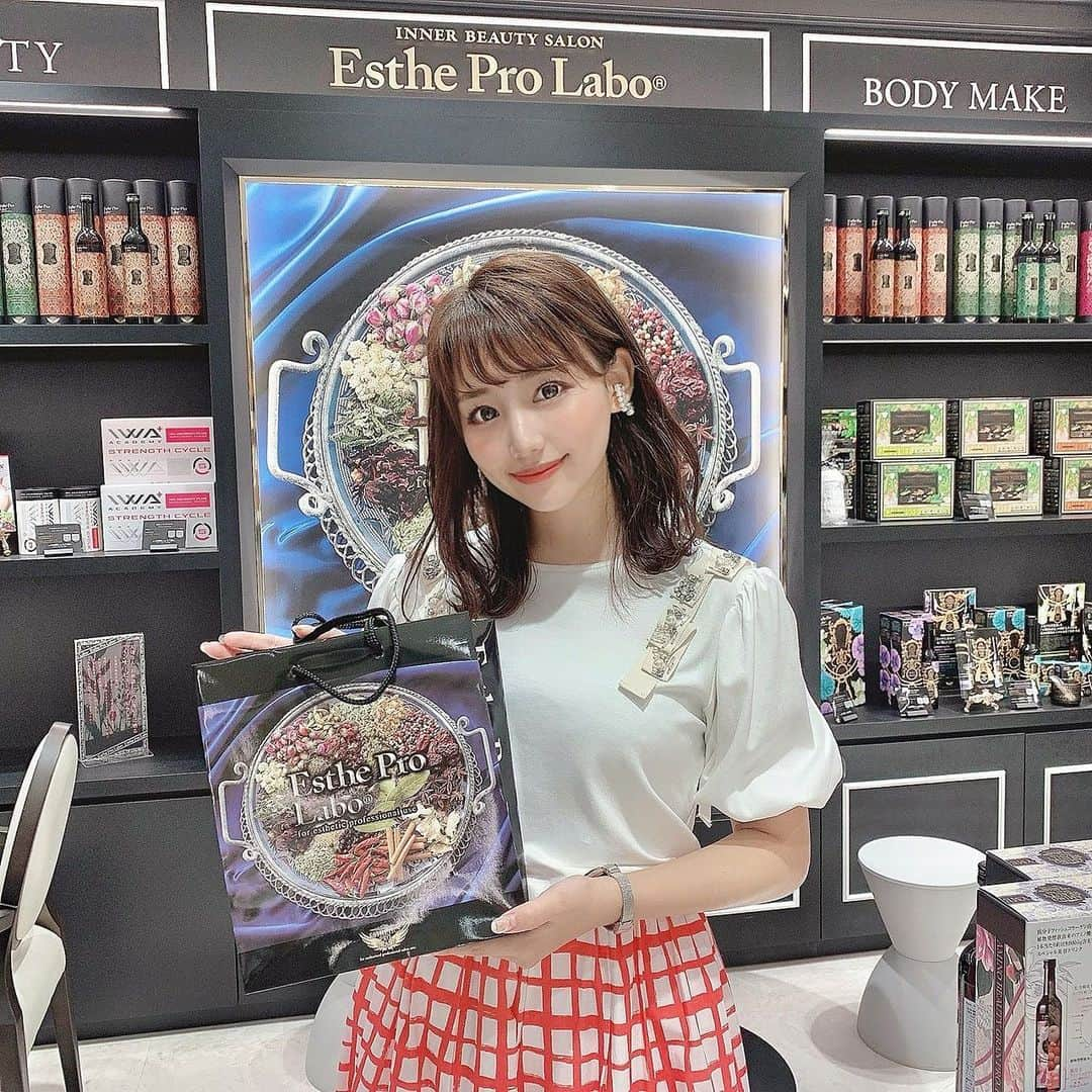 加藤里奈さんのインスタグラム写真 - (加藤里奈Instagram)「⋆  松坂屋名古屋店のキキヨコチョ内にある エステプロラボさんにお邪魔しました❥  初めて、体の糖化度をしらべてもらったんだけど 数値がとても悪くてびっくり🥲  今年に入ってから健康には気をつけているつもりだったんだけど、やっぱり専門的な知識が足りないから もっと食のバランスを考えなきゃと思いました🥲🤍  酵素の働きや、食べ物について、 ファスティングの効果などを教えていただきました！  肌のターンオーバー、脂肪燃焼デトックスなど 酵素を摂取するだけで体の代謝がとっても良くなるんです☺️  また、店舗では、サプリ、ファスティング、食事改善のアドバイスもしてくれます✌︎  皆さんもぜひ立ち寄ってみてね😊  #松坂屋名古屋店#PR#松坂屋アンバサダー #キキヨコチョ名古屋#kikiyocochonagoya #kikiyococho_nagoya#kikiyococho #松坂屋 #ファスティング #美容 #ダイエット #健康 #エステプロラボ」9月12日 20時13分 - katoco0326