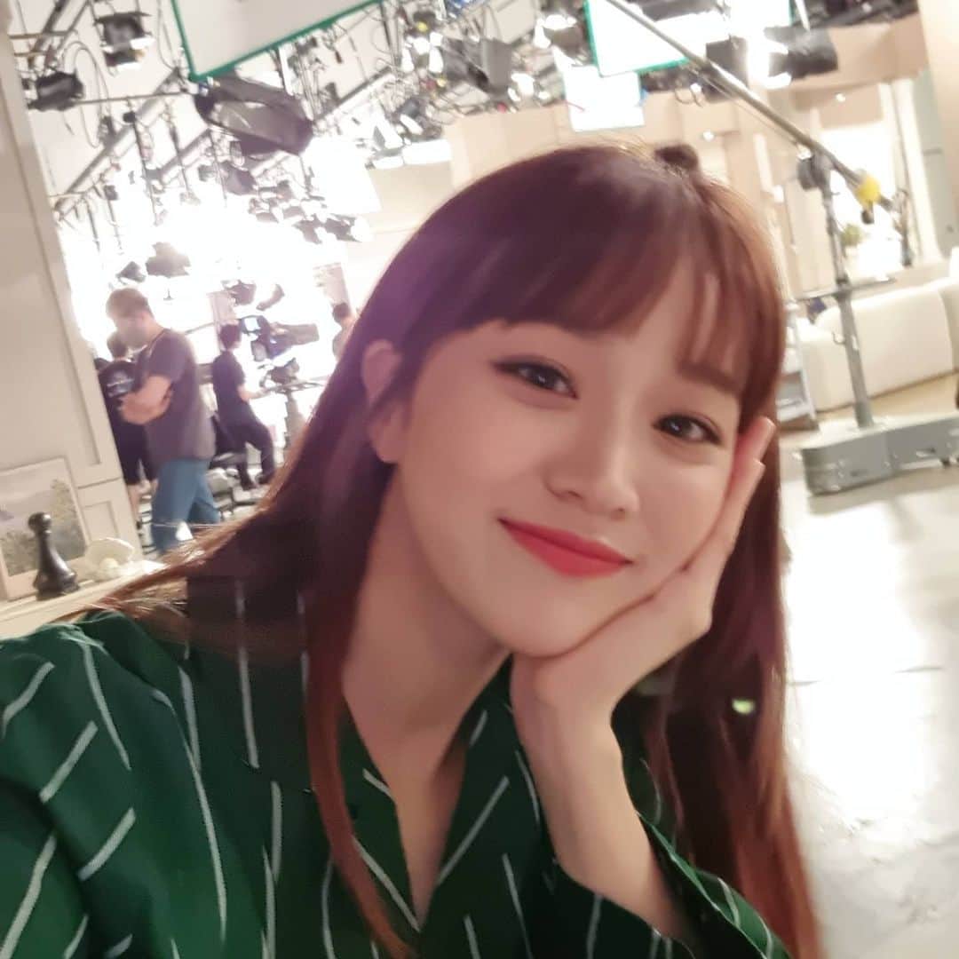 チョン・ユミンのインスタグラム：「세트장 혜빈이- 방에서 대기 중! 😁」