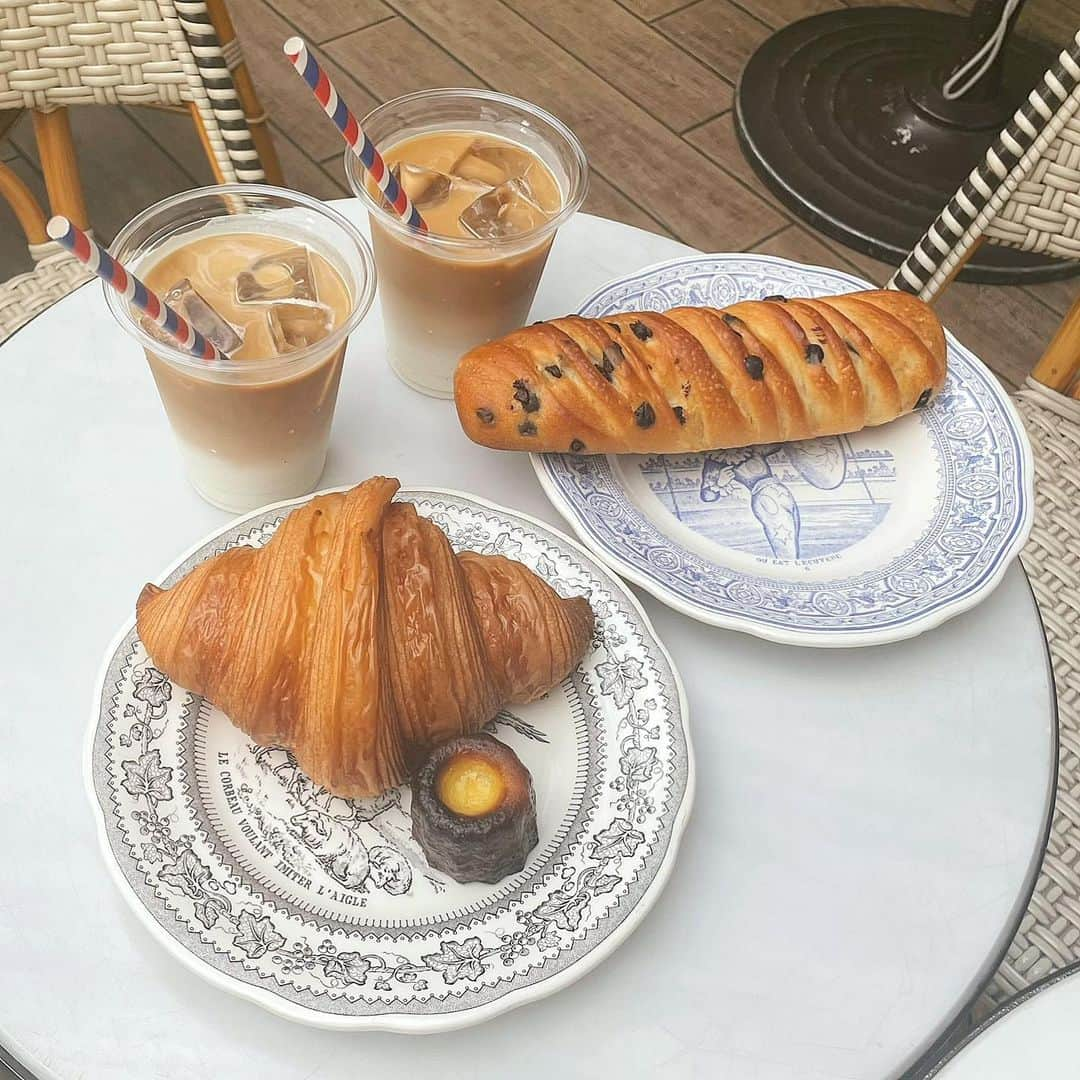 まゆぴちゅーさんのインスタグラム写真 - (まゆぴちゅーInstagram)「麻布台カフェꪔ̤̮‪♡☕︎ 📍MAISON LANDEMAINE(メゾン ランドゥメンヌ) ▶︎ @maison_landemaine_azabudai   都内でヨーロッパの雰囲気が味わえる🇫🇷 ベーカリーカフェ🥖🥐💓  あのね、ここのね、クロワッサンがほんっっっとに 過去一美味しかった🥐🥺🥺🥺💓💓💓💓  サッッックサクパリッパリで中ふわふわで バターの風味すーーんごいのっ😍😍😍🧈  カヌレもしっとりめカヌレで美味しかった💋  店内もテラスもおしゃれだからぜひ行ってみてん🌼  この日の #秋服コーデ 🍁  shirt / @hm  cardigan / @duras_official  bag / @v8store01  clear sunglasses / @flygirl_jewel  boots / @re_rz   だよん💓最後の動画なんかじわるなぁww  この @duras_official のケーブル編みニットベスト の形といいサイズ感といいお気に入りすぎ😍♪ . . ✄- - - - - -☕︎ カフェ情報☕︎- - - - - ✄  最寄り🚃： 六本木一丁目駅から徒歩5分 住所🏡： 東京都港区麻布台3-1-5  営業時間⏰： 8:00～18:30 定休日🌤： 年末 電話番号📞： 03-5797-7387  ✄- - - - - - - - - - - - - - - - - - - ✄  . . . #maisonlandemaine #メゾンランドゥメンヌ #maisonlandemainetokyo #麻布十番カフェ #麻布台カフェ #六本木カフェ #六本木ランチ #麻布十番グルメ #麻布十番ランチ #六本木グルメ #東京カフェ #東京カフェ巡り #東京カフェ部 #秋コーデ #ニットコーデ #ニットベスト #duras #デュラス #ブーツコーデ #シャツワンピ #おしゃれカフェ #テラスカフェ」9月12日 20時22分 - mayu_03pichu