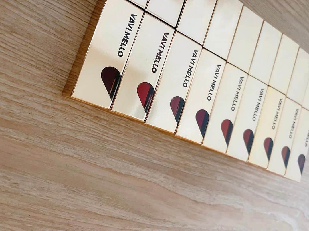 のインスタグラム：「一本映し忘れちゃったけど…！ 友達が全色くれた☺️💄 ⁡ ヒヤシンスみっけ💐 ⁡ ⁡ #vavimello」