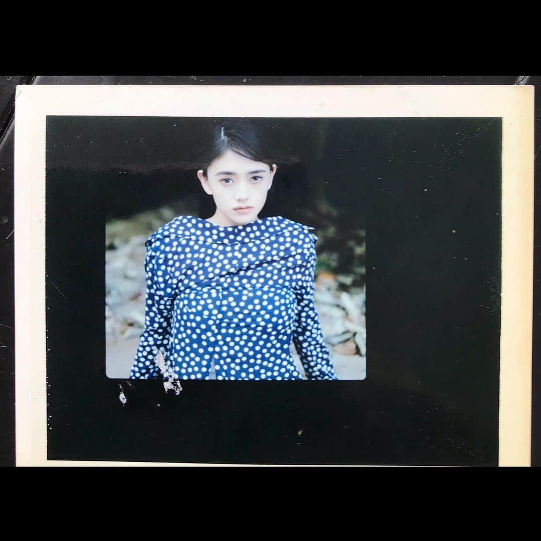 のインスタグラム：「ポラロイドって世界で1枚だけだから…昔から好き 1枚目はマウイ島で誰もいない中で1人で撮ってるself😅 2枚目は伊島薫氏が撮影した何かの雑誌の表紙のポラ 3枚目は…何かのポラ😂 4枚目はやはりselfなんだけどエイトバイテンって凄く大きいポラでフィルム代が高いからシャッターきるのに全神経集中して撮ったよね😂　 夜中にね少しずつ写真の整理してるの…人間、いつ死んじゃうかわからないから😅恥ずかしい写真は捨てないとね😂😂😂断捨離  #明るい未来のための終活 #昔のポラロイド欲しい😂 #1枚目のポラ、ちょっと気が緩んだ表情😅 #それにしても全部30才くらいの写真😅 #体調の近況は…右肺しか使えないから呼吸が😂早く良くなるといいな✨」