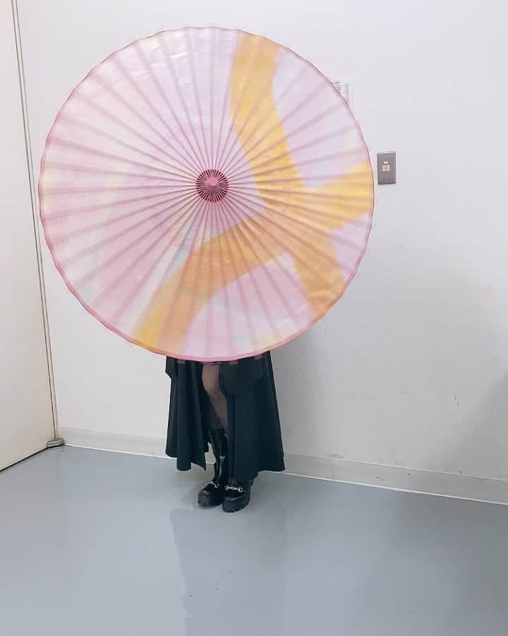 鈴華ゆう子のインスタグラム：「岐阜和傘を使って、即興で、尺八だいさんとやってみた。そろそろ終わるかなぁーと思ったら終わらなくて草！www  #岐阜和傘  #和傘  #たる募金 #和楽器バンド  #鈴華ゆう子  #神永大輔  #Wagakkibnd  #wgb_infinity  #yukosuzuhana」