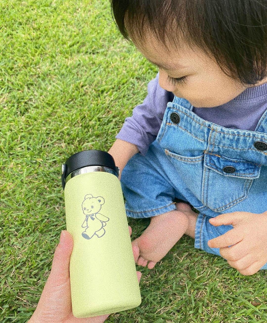 瀬戸サオリのインスタグラム：「綺麗な芝生は 裸足🦶🏼遊んでるよ🍃 . 公園に必須な水筒は 大好きなハイドロフラスク💛 . 最近息子が寝言でよく ママ〜♡って 言ってて…😭  あぁ全力で愛されてて 幸せだなぁとつくづく…😮‍💨😭💕 . まつ毛は相変わらず マツエク級の長さと濃さです💘笑 ＿＿＿＿＿＿＿＿＿＿＿＿＿＿＿ #息子とデート  #公園 #ハイドロフラスク」