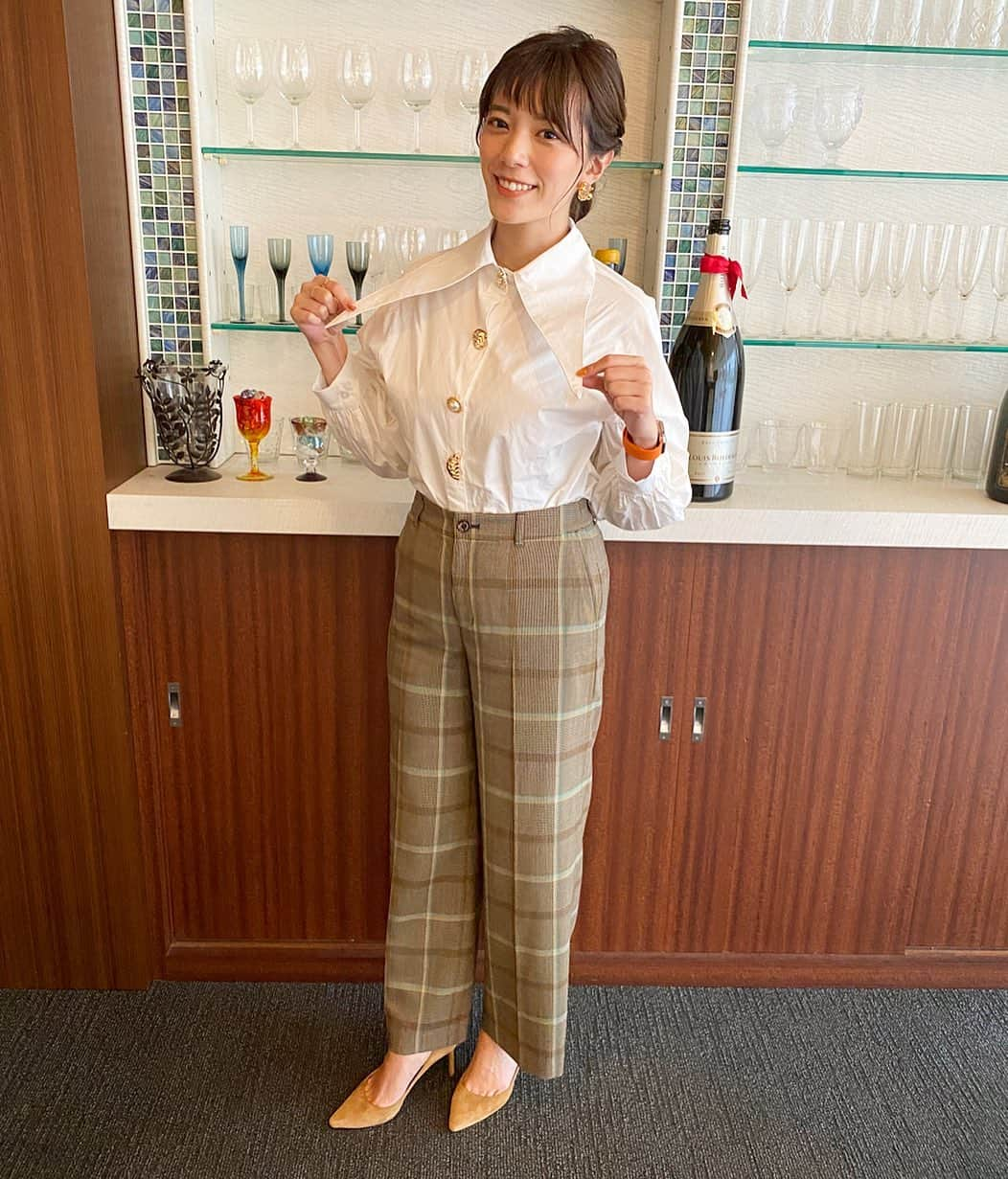 三谷紬さんのインスタグラム写真 - (三谷紬Instagram)「* 今日のお洋服♡ 大きな襟とボタンが特徴的なシャツ！ 下のチェック柄パンツは秋らしい色🤎 衣装は完全に秋です🍁🍠 今年は例年以上に衣替えのタイミング迷いますね😔 今日着用したアクセサリーは 明日改めてお伝えします〜💍♡ * #ootd#outfit#ootn#衣装#洋服#秋服#お洋服#clothes#code#コーデ#バンツコーデ#シャツ#shirt#パンツ#pants#チェック#plaid#autumn#autumnfashion#fashion#パンプス#pumps#襟#ブラウス#blouse#ボタン#テレビ朝日#アナウンサー#三谷紬」9月12日 21時07分 - mitani_tsumugi