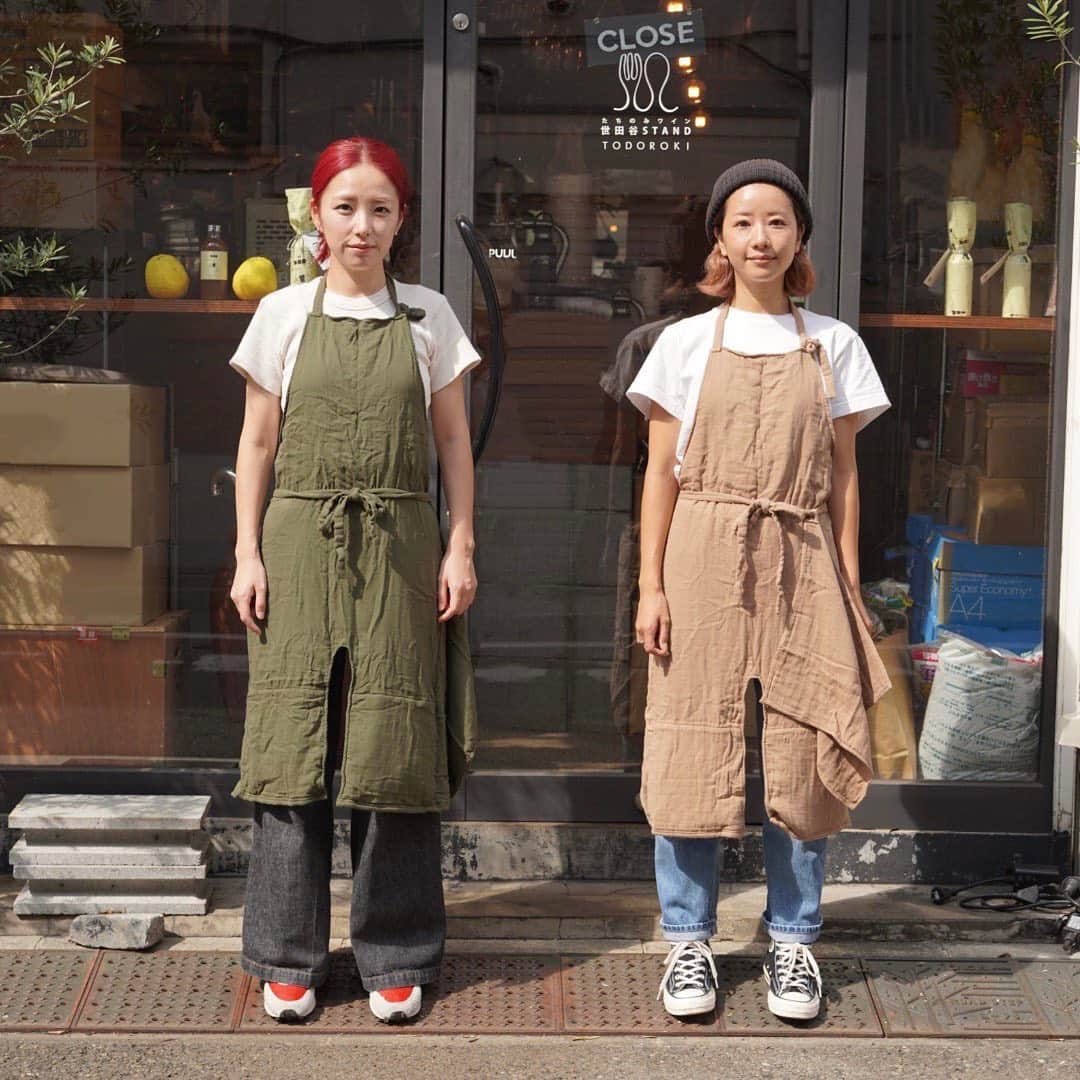イアリサのインスタグラム：「本日から受注販売がstartしました☺︎☺︎ 今回のasebi新作はポケッタブルエプロンです！  家で使うもよし ガーデニングで使ってもよし キャンプで使うのもおすすめです。  エプロンは折りたたんでBAGにいれたりするけど、紐が邪魔だなぁと思うこともあったのでポケッタブルになるように作ってるので紐もぐちゃぐちゃにならず持ち運びも便利です！  ふわふわの三層ガーゼを使用していて肌触りもよく、ピン！としたエプロンとは違いとても柔らかい素材です。  今でもあやちゃんも私も色どうするかなんてなったりしてて。笑 いや、どっちも買えよって話なので結局どっちも買うことになると思うのですが、どちらもいい色で普段の洋服にも合わせやすい色合いです。  前側のポケットもよいですが、しゃがんだ時に邪魔な時もあるので後ろ側にポケットが来るようにデザインをし、膝の部分は鍋つかみとして使えるキルティングを追加してます。  あまりにもズボラな私なので、自分たちが必要だったポイントを全て詰め込んだエプロンになっております。笑  もしご購入してくださる方がいましたら使用の感想も教えてください。笑  購入は @asebi___ のTOP URLからです！ 下記詳細です。  asebi pocketable apron  肌に優しく、触り心地にこだわった ふっくらとした三層ガーゼ、綿100%の素材を使用。  〝楽しい人生〟の中で生まれたものづくりを楽しく生きたいと思える人達に繋がっていきますように。 というasebiの想いのもと  料理、DIY、アウトドアなどあらゆるシーンで活用できるエプロンが完成。  ・自宅以外でも使用できるように持ち運び便利なポケッタブル仕様  ・取り外し可能なハンドタオル付き  ・ユニセックスで使用できるベージュとカーキのカラーをチョイス  ・裾の内側にキルト加工のポケットを付け、簡易的な鍋つかみとして使用が可能  ・料理や作業の邪魔にならない様、ポケットがうしろにくるようにデザインしています。  ・洗えば洗うほどふっくらしてきます。  【価格】 10,000円（税別） 【素材】コットン100% 、キルト部分E100% 【カラー】ベージュ、カーキ 【サイズ】フリーサイズ　  本体丈　93cm 本体幅　87cm ウェスト紐　80cm×2本」