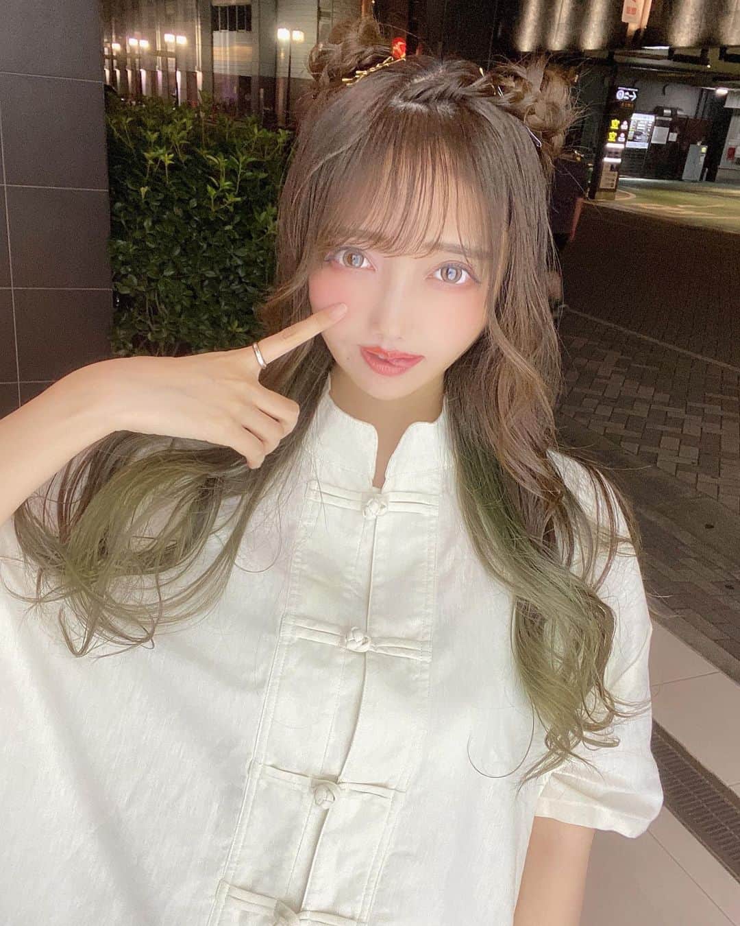 遠藤 玲奈 /endo renaのインスタグラム：「🐼🐼🐼🇨🇳 撮影でちゃいなヘアにしてもらいました🐼🇨🇳  おなかすいてきました☻  #🐼 #チャイナ #チャイナヘア #チャイナシャツ#シースルーバング #ヘアアレンジ #インナーカラー」