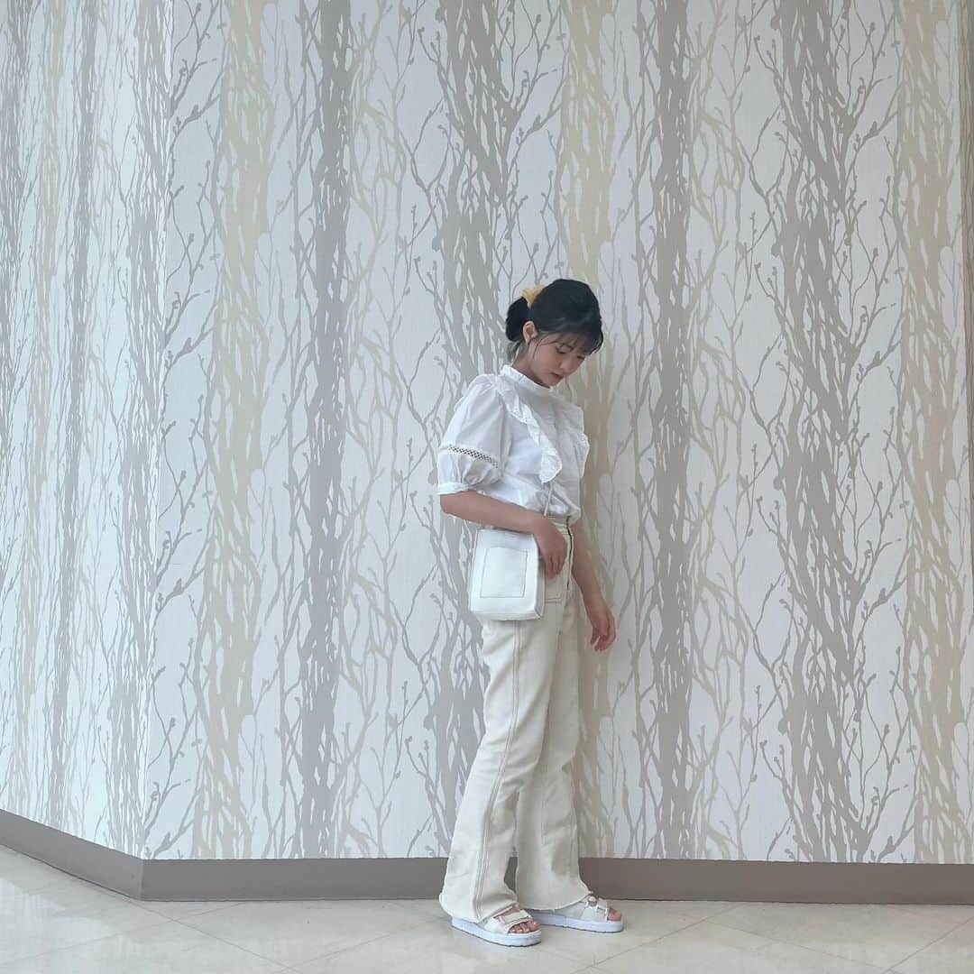 新潮社「ニコラ」さんのインスタグラム写真 - (新潮社「ニコラ」Instagram)「ホワイトコーデ🤍 ⁡ 全身白だけど甘いコーデにしたくなかったのでパンツやヘアアレ、バッグできちんと感を出して 韓国っぽいオンニコーデに仕上げたよう☺︎ ⁡ シュシュも差し色にしてるのがポイント。🧏🏻 ⁡ ⁡ シュシュ　　　　➭➭➭ 3COINS トップス　　　　➭➭➭ INGNI パンツ　　　　　➭➭➭ レトロガール サンダル　　　　➭➭➭ 韓国通販 バッグ　　　　　➭➭➭ GRL ⁡ ⁡ ⁡ ⁡ ⁡ ⁡ ~低身長スタイルアップコーデのポイント~ ・トップスにデザイン性のあるものを着たり、 シュシュで目線を上げる⤴️ ・気になる二の腕もカバーできる丈だし、パンツの形で美脚効果！ ・バッグは斜めがけして腰の位置をごまかせる👍🏻 ⁡ みんなの参考になれば嬉しいな☺️  #凛美 #リミ #ニコモSNAP #ニコモ #ニコラ #nicola #中学生 #jc3 #今日のコーデ #きょコ #お洒落さんと繋がりたい」9月12日 21時56分 - nicola_snap