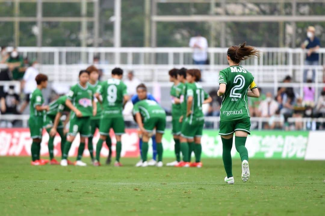 清水梨紗さんのインスタグラム写真 - (清水梨紗Instagram)「. Weリーグ開幕⚽️ 結果は悔しい結果になりましたが、ホームグラウンドである西が丘の雰囲気は最高でした🙇‍♀️ まだまだリーグ戦は続きます。 これからも応援よろしくお願いします！！ また試合見に来てください！！ 　 @yui___hasegawa  お花ありがとう💐💐  #日テレ東京ヴェルディベレーザ  #ベレーザ  #weリーグ  #weリーグ開幕」9月12日 21時51分 - risa_shimizu_2