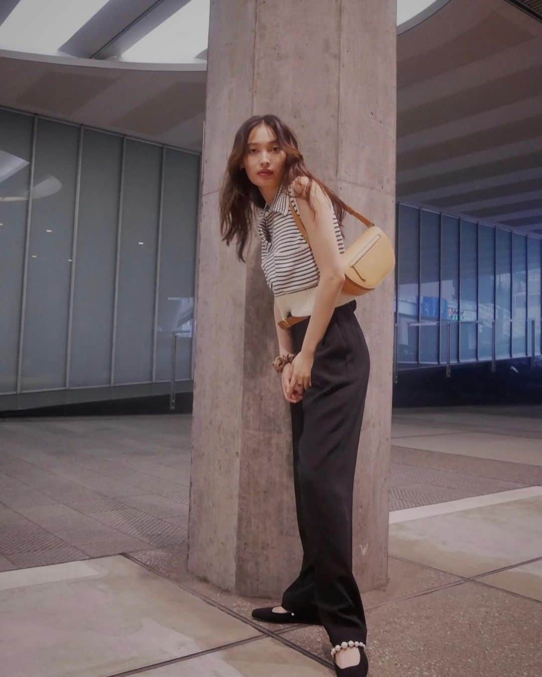 大政絢さんのインスタグラム写真 - (大政絢Instagram)「#今日の絢服 🖤🖤🖤 pumps @jimmychoo  pants @toryburch  bag @burberry  tops @shopcider   タンクトップ着てたのにいつの間にか秋になってしまった🍁」9月12日 22時36分 - aya_omasa_official