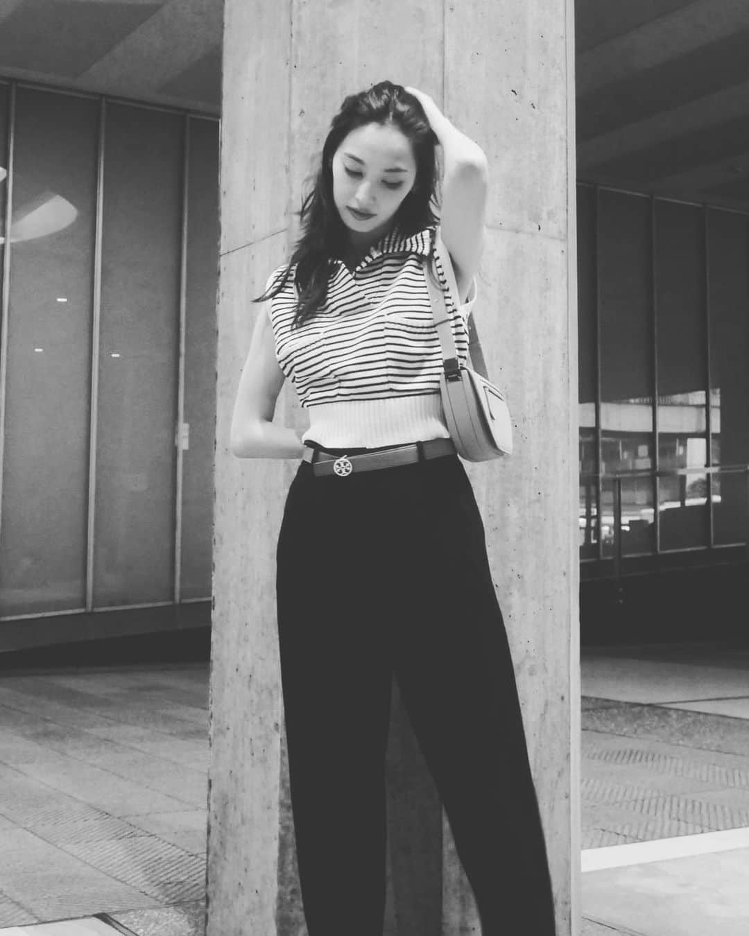 大政絢さんのインスタグラム写真 - (大政絢Instagram)「#今日の絢服 🖤🖤🖤 pumps @jimmychoo  pants @toryburch  bag @burberry  tops @shopcider   タンクトップ着てたのにいつの間にか秋になってしまった🍁」9月12日 22時36分 - aya_omasa_official