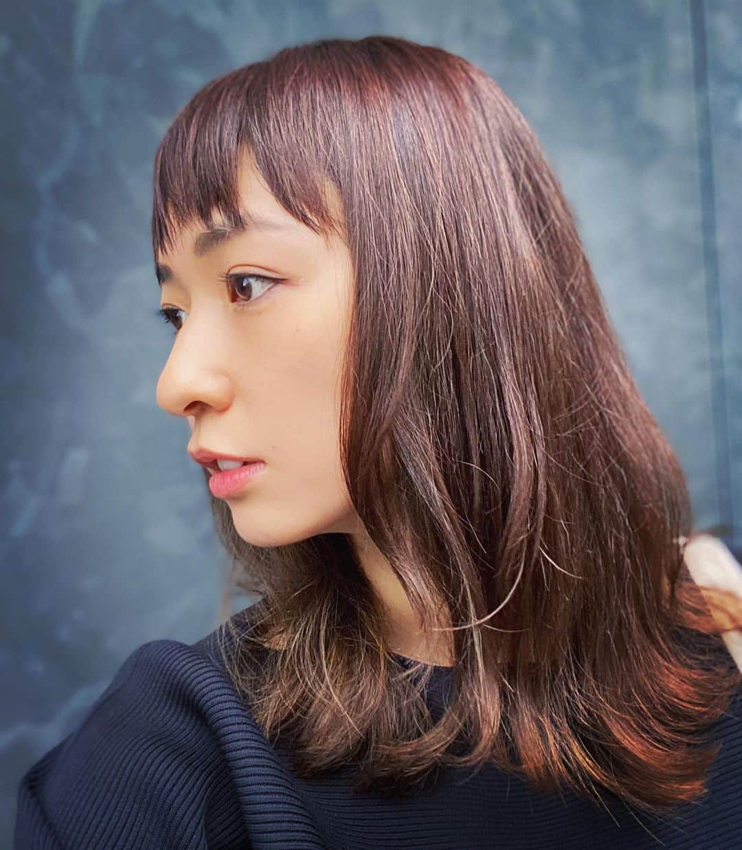 小林夏子のインスタグラム：「傷んでるところを切ってもらったら ずいぶん短くなった〜 私今日 久しぶりにいい匂いがしてました…！ うれしいねぇ☺︎  #haircut #color #treatment #maintenance  #salon #agewell #mom #days #beauty #38y #love #life #thanks」