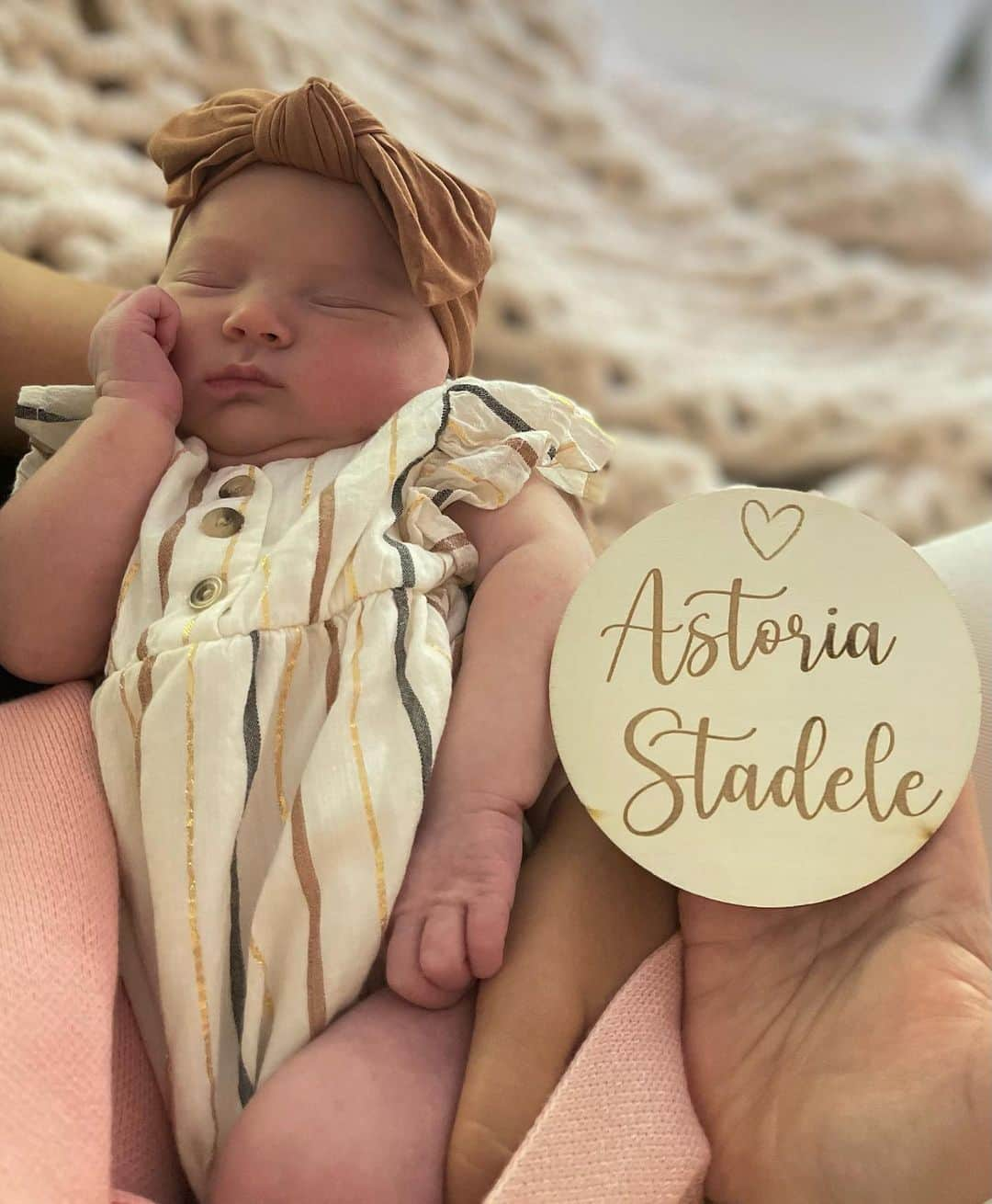 Bruna Rangel Limaさんのインスタグラム写真 - (Bruna Rangel LimaInstagram)「MEET ASTORIA 🦋 born on September 7th,2021 8:20pm 7lbs 15oz of deliciousness! We are so in love and we’ll share the birth story soon. Thank you guys for all of the love & kind words💘」9月13日 1時10分 - xoobruna