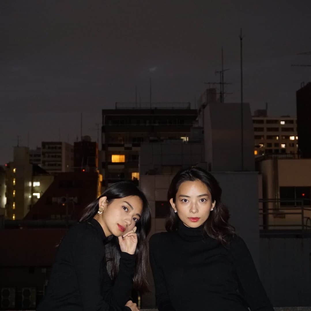 蒼あんなのインスタグラム：「Me and my sis. 懐かしいの出てきた😂❤️  Photo by @haruka_haruka_   #twins #双子 #雙胞胎」
