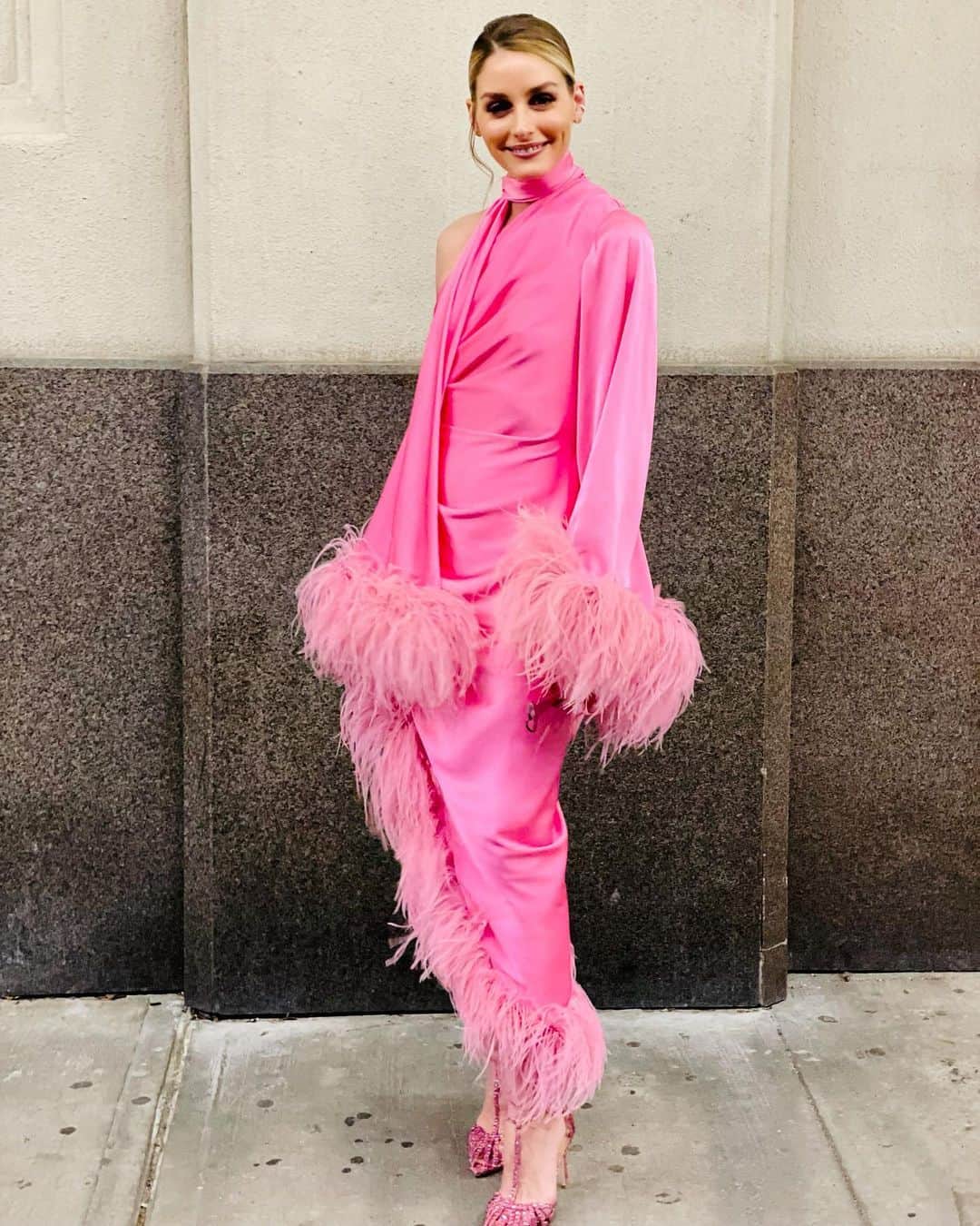 オリヴィア・パレルモのインスタグラム：「Last night previewing The Times of Bill Cunningham Exhibit. When the dress code is “Dress for Bill”, you better understand the assignment 💃🏼⁣ ⁣ 👗: @patbo  👠: @giannico_official ⁣ 💄: @sam_tsan for @ctilburymakeup ⁣ 💇🏼‍♀️: @kenna_hair_」