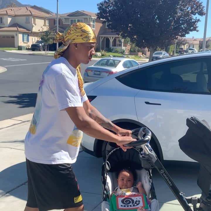コーデル・ブローダスのインスタグラム：「LiL Daddy 🌱♻️ @orbitbaby #OrbitBaby #ad」