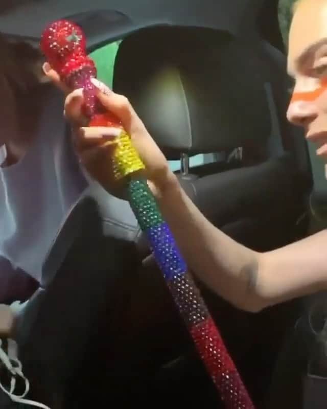 カーラ・デルヴィーニュのインスタグラム：「In honor of tomorrow’s festivities, here’s a throwback to what it’s *really* like behind-the-scenes on the way to the MET: glamorously putting my rainbow scepter accessory back together, in the back of a car, with a hot glue gun borrowed from a stranger on the street.」