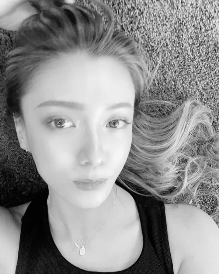 谷口紗耶香のインスタグラム：「gn🌛　寝かしつけして寝落ちしたよ、またw  フォロワーのmamaさんたちはkidsと一緒に寝てる方が多いのかなぁ？！　最近寝ることの質についてとっても悩んでいて。。zzz  母になってから10年、ほぼ無いんじゃないかなぁ、朝まで一回も目覚さないで寝ることできたの😵 本能で気になってしまうからきっと別で寝ててもなんだけどw 下二人とは一緒に寝ていて、 寝返りしただけで目が覚めるの。多分同じ悩みのmamaさんたくさん居るんじゃないかなぁ？？ 生きてく上で一番大事な睡眠だから年齢重ねるにつれてダメージもね、気になってくるし🌵 キャンドルや香り🕯はもちろんのこと、 あとは寝具も見直したい！あとは、 2段ベッドを買い足そうか悩んでるところ💚 何か皆んな良い睡眠療法知ってたら教えてーっ😭💚」