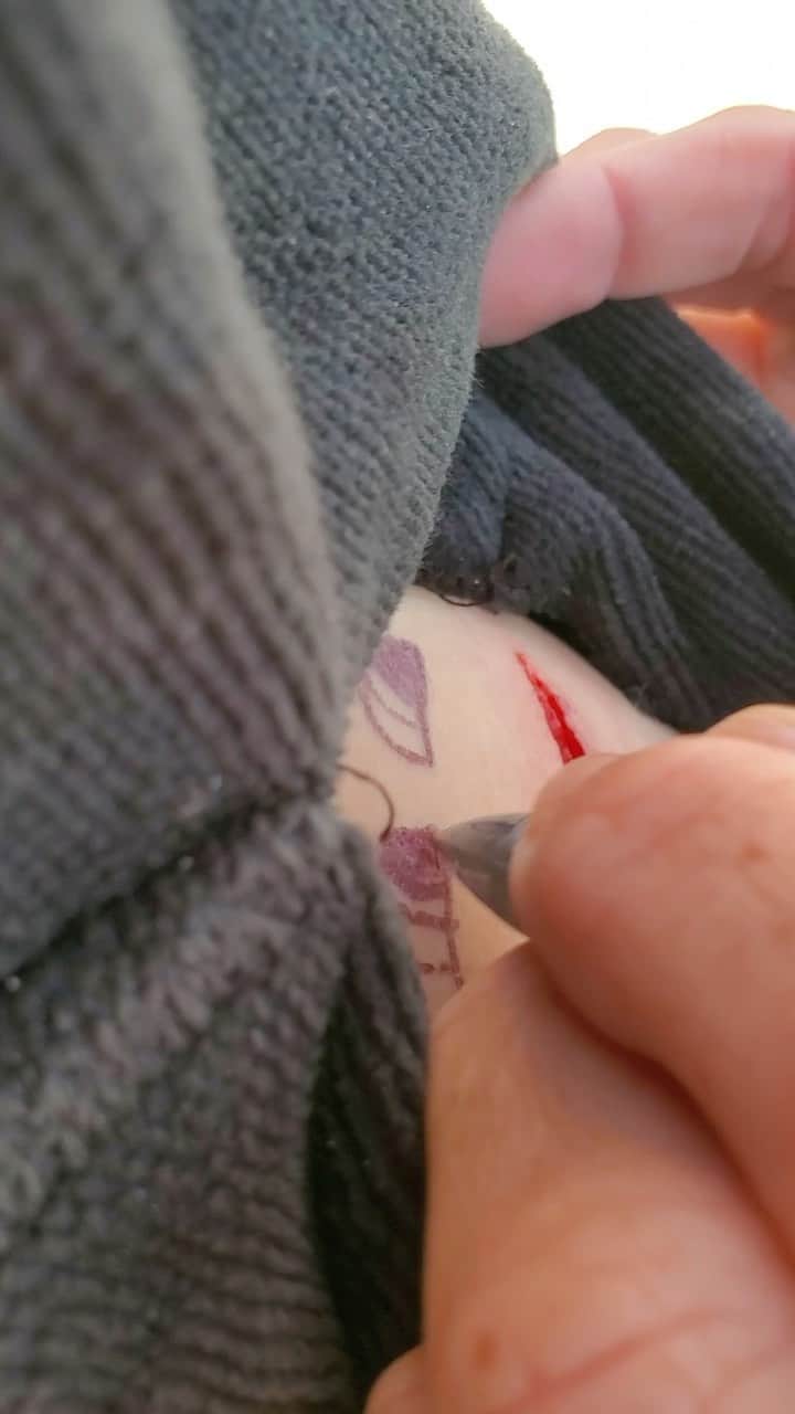 コートニー・コンローグのインスタグラム：「Might be graphic- Surfed some waves today with my bro. My not so little bro met his fins on his last wave. Thank goodness the fin popped out! @ryanconlogue such a tough bro!」