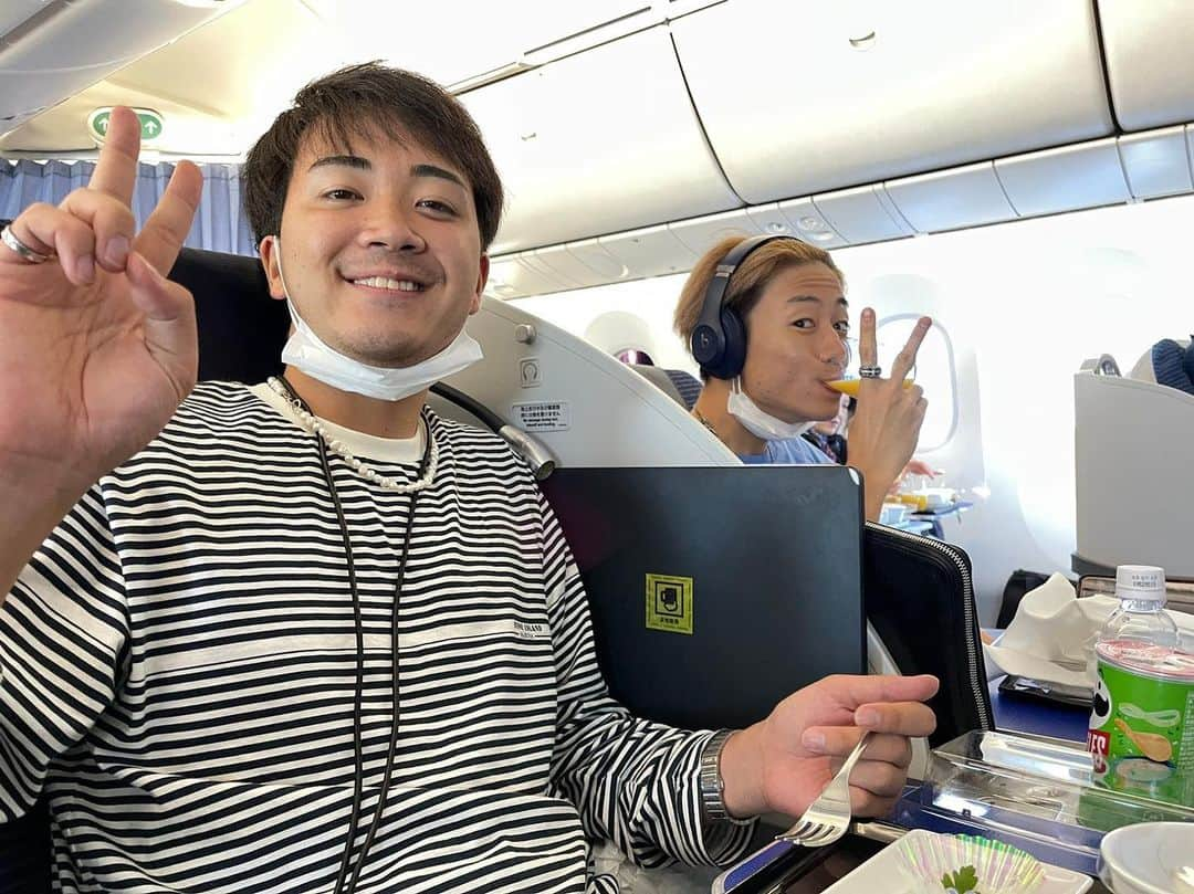 ゆうたさんのインスタグラム写真 - (ゆうたInstagram)「沖縄への飛行機浦田さんとの1枚 飛行機10年ぶりくらいに乗ったけど すげぇワクワクしました #投稿頻度を上げたい #浦田の眉毛綺麗すぎて作り物みたいやん」9月13日 14時11分 - com.yuta