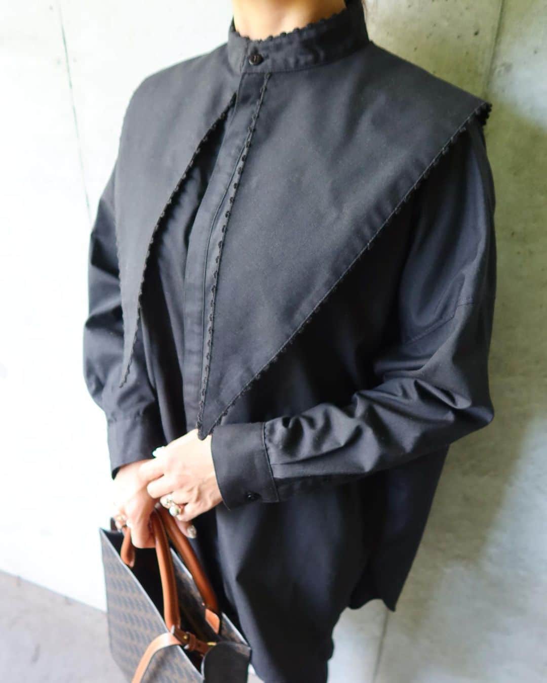 Mai Wakimizuのインスタグラム：「サンプルの段階から可愛く仕上がったピコカラーブラウス♡フロントのモードな印象に比べて、バックはレディさを強めた大きめの襟。刺繍してるのはフラワーピーコットと言って、通称花ピコ♡とても繊細な作業で手間がかかってる1枚なんです。生地はシワになりにくくしっかりめ。ほどよく張り感があって高級感あります！スタイルカバー出来る丈感やサイドのカットなど、どこもかしこも満足な仕上がりに♡リニューアルしたイージーパンツとのスタイリング、お勧めです＼(^o^)／ #wakkinstyle#ootd#coordinate tops&pants:#linkable @linkable_official(伊勢丹先行発売予定) ------------------------------ 【popup shopのご案内】 日時:2021年9月22日(水)〜28日(火) (24日(金)はイベント開催につき終日休業) 場所:伊勢丹新宿店 本館1階 婦人雑貨／イセタンリーフ  ------------------------------」