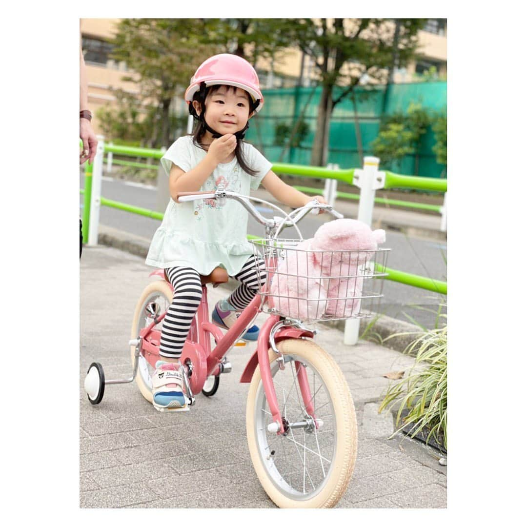 田中雅美さんのインスタグラム写真 - (田中雅美Instagram)「4歳の誕生日プレゼントは自転車。  ・ ・ 10月生まれですが、待ち遠しくて、1ヶ月も早く注文。 自分で選んだ自転車とヘルメット、すごく可愛い。  ・ ・ 届いたその日に初乗り。 （くまちゃんもかごに乗せてくと言って自分で連れてきた😆）  ・ ・ ペダルをぐぃっと前に足を押し出せずに、カラカラ後ろ回しになるのだけど、何度も何度も挑戦して…  ヘルメットの下は汗だくになるほど頑張りました。  ・ ・ 少しずつ上手になってきて、その日の最後にはなんとか自分で押し出せるようになりました。 ハンドル操作をしながら、ペダルを漕ぐのはもう少し。  ・ ・ なかなか思い通りにならないし、相当疲れて嫌になったんじゃないかなぁと思いきや、  その夜は、 「自転車乗るの、楽しかった」 と何度も言っていました。  ・ ・ 出来ることがどんどん増えて大きな感動と、なぜだか少しの寂しさを感じるのでした♡  ・ ・ #もうすぐ4歳 #初めての自転車 #初乗り #可愛すぎる #カゴにはくまちゃん #ペダルを前に押すのが難しいらしい」9月13日 12時58分 - tanakamasami_official