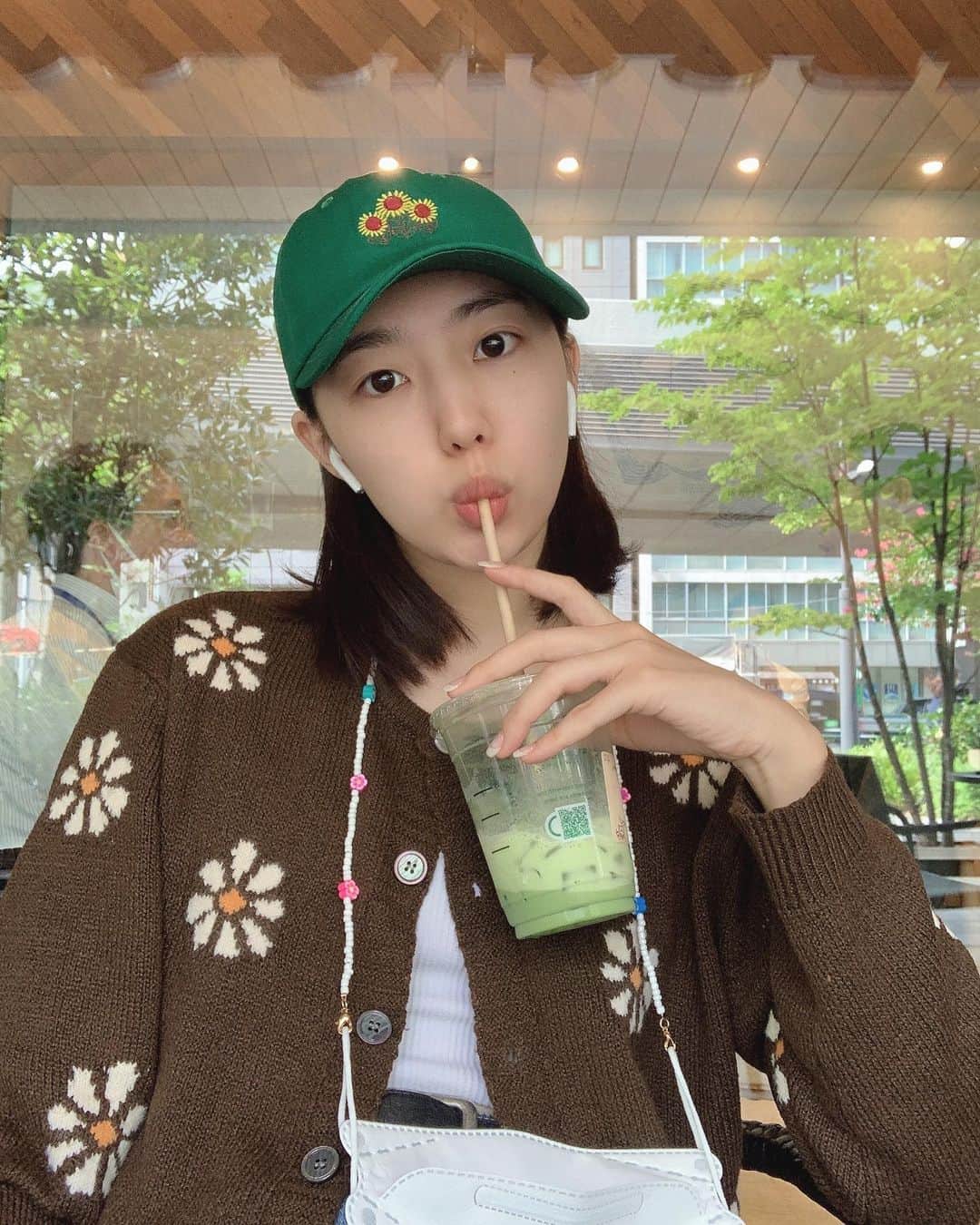 重留真波のインスタグラム：「・ 朝の用事が終わり次の予定まで 時間があったので1人カフェ🥤 (本当は1人でお店入るの苦手だけど 家帰る時間なかったので仕方なく。) 天気も良くて優雅でした笑」