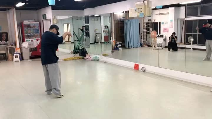 奥本健のインスタグラム：「kens dance style  とある部分をとことんやろうMove  スネアの( ✧Д✧) ｶｯ!って所や ヒットの( ✧Д✧) ｶｶｯ!!ってとこの事 まぁ見てりゃ解るか😂 音作る人素敵だねぇー 想いある人の形はどんなジャンルでもアートだねぇー track→dreams of funk artist→switchvilla  #danceschool #kenokumoto #switchvilla #dreamsoffunk #下北沢スタジオbronx  #tokyoshit #uknowhowitis😂🤙  ※ ずつはくのあとさ うぐぉきぬ続きあんだべや けんど見せねべ🤣🤣🤣  😆😆😆 artist本人からmessageキター 彼の音楽で繋がれた  connected！ This song is very cool. switchvilla.thx for comment🤩 beyond the sea He is a cool musician🎹🎶」