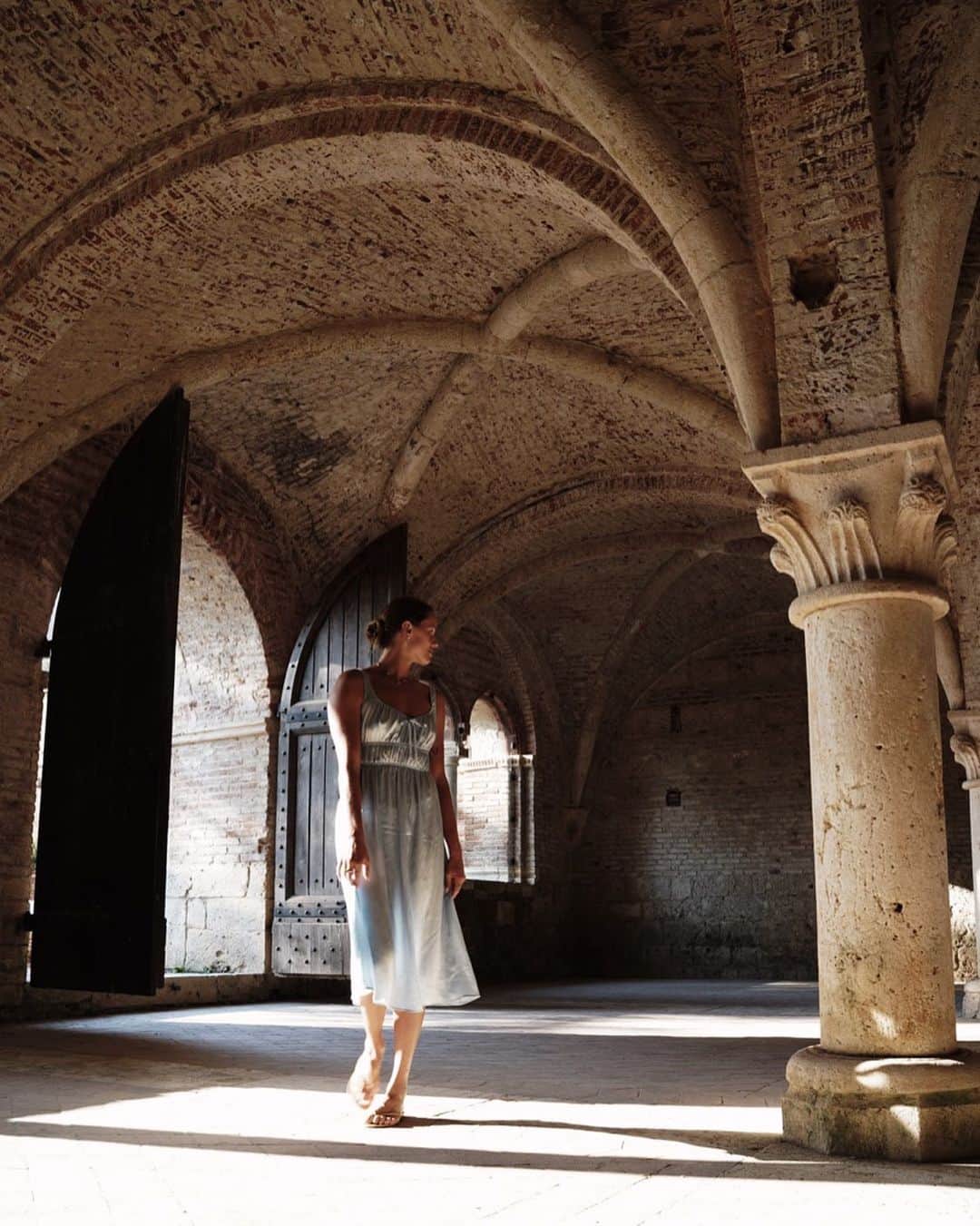 ケルシー・ロビンソンのインスタグラム：「Dress giving major Cinderella vibes but already found my prince 🤍」