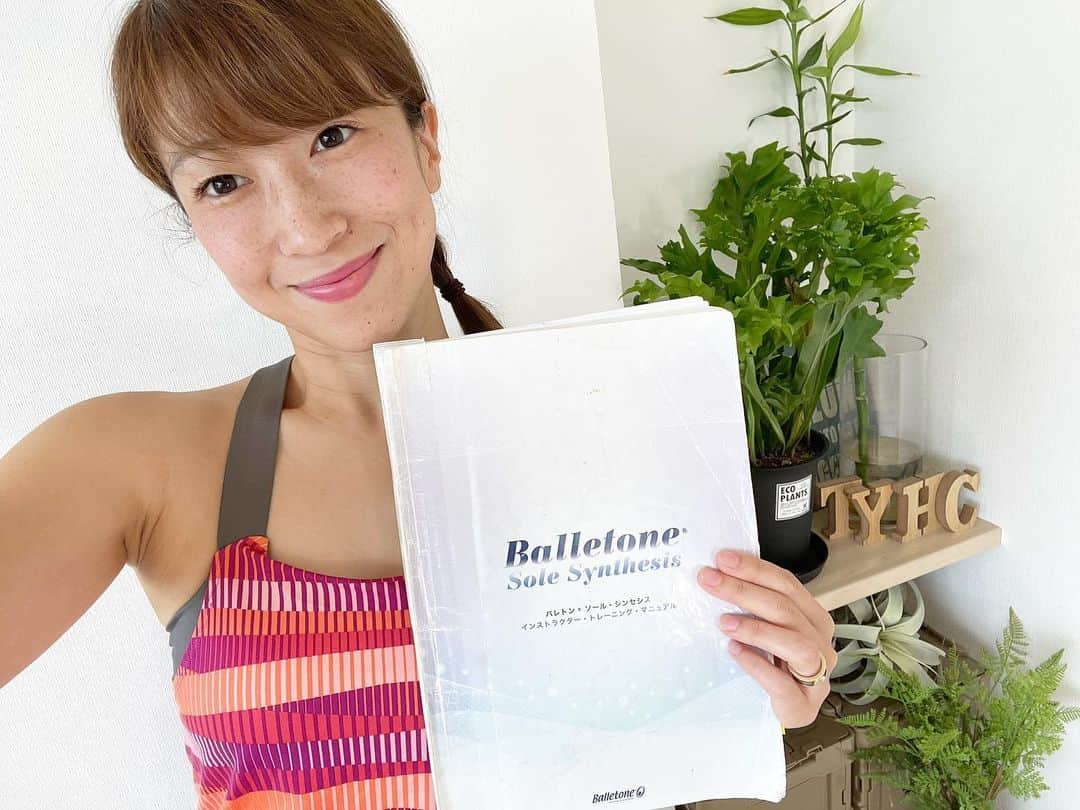 井出由起のインスタグラム：「@balletonetokyo  #バレトンインストラクター #養成コース 第24期生スタートしました✨😊  第25期生は10/29(金).11/5(金).11/19(金).12/3(金)です✨  オンラインの環境もだいぶ慣れてきました😌💻  #対面 と#オンライン では、 伝わり方が多少違いはあるけど いつも想いを込めて伝えさせて頂いてます✨  今日も頑張ります‼️  #バレトン  #バレトンマスタートレーナー  #バレトンインストラクター  #バレトンレッスン #チェアバレトン #椅子エクササイズ #バレトントウキョウ #バレトン東京 #balletone #balletoneofficial #balletonetokyo #balletonejapan #balletonelove #balletoneworkout #バレトンクラス  #おうちバレトン #おうちでバレトン #おうちエクササイズ #エクササイズ #井出由起 #フィットネス #バレエ #ヨガ #養成コース #学び   @balletone_japan @balletonetokyo」