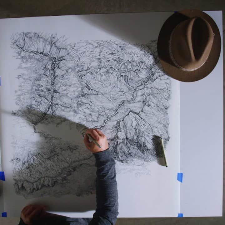 オスプレーのインスタグラム：「Water. It’s one of the most critical resources we have. It’s also one of the most beautiful.   Celebrate our waterways with a new collaboration, featuring the artwork of artist, athlete and activist, Jeremy Collins. Inspired by the rivers and canyons of the Colorado Plateau, this limited-edition Three Canyons Print Daylite® backpack and matching Rumpl Original Puffy Blanket represent a commitment to protecting the future of our rivers for years to come. Together, Osprey and Rumpl have committed $10,000 to American Rivers to help continue their good work towards conservation and restoration across the U.S. Watch the full video and shop this Limited Collection at the link in our bio! #ospreypacks」