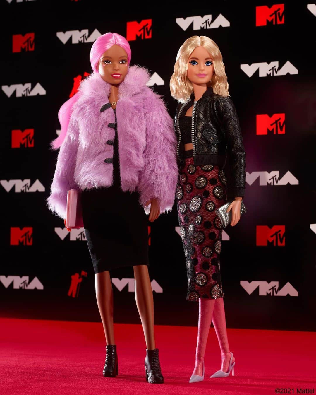 バービーさんのインスタグラム写真 - (バービーInstagram)「Red carpet ready at the @VMAs, tonight at 8pm EST on @MTV. Are you tuning in? 🎤#VMAs #barbie #barbiestyle」9月13日 7時40分 - barbiestyle