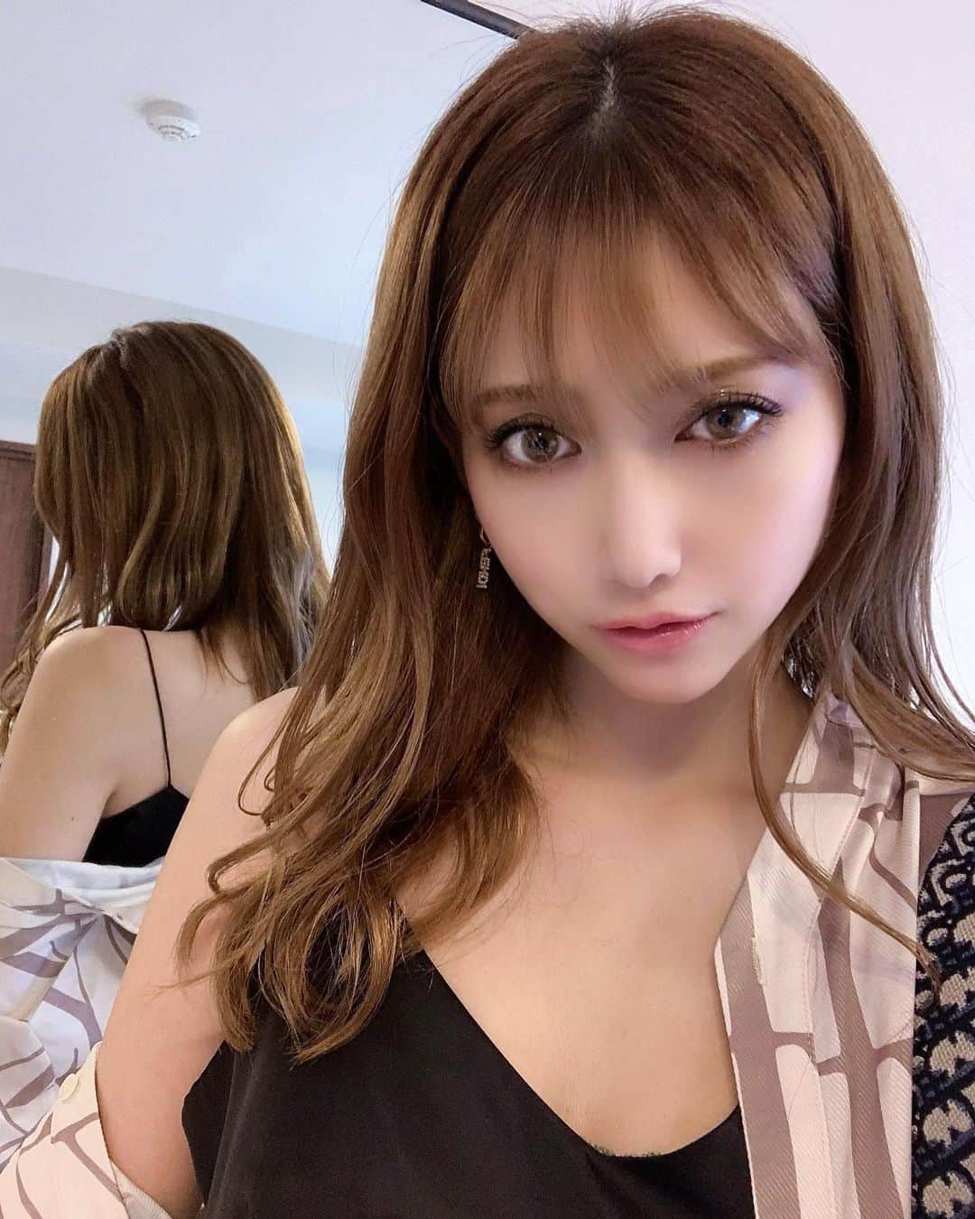 加賀美早紀のインスタグラム：「キメ😎🌈ohayo  #メイク #カラコン #前髪 #ミディアムヘアー」
