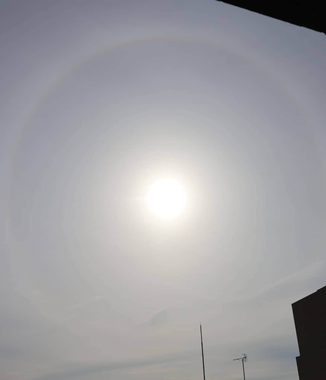 千種ゆり子さんのインスタグラム写真 - (千種ゆり子Instagram)「#太陽のリング #ハロ #日暈 #空が好きな人と繋がりたい #写真好きな人と繋がりたい #eoskissx10 . おかえりモネが始まってテレビを見たいんだけど、 . いまの東京の空も見ごたえがあって、どっち見ようか迷う . 太陽のリング、ハロが出ています🌈 太陽は直接見ないようにしてね。」9月13日 8時10分 - chikusa_yuriko