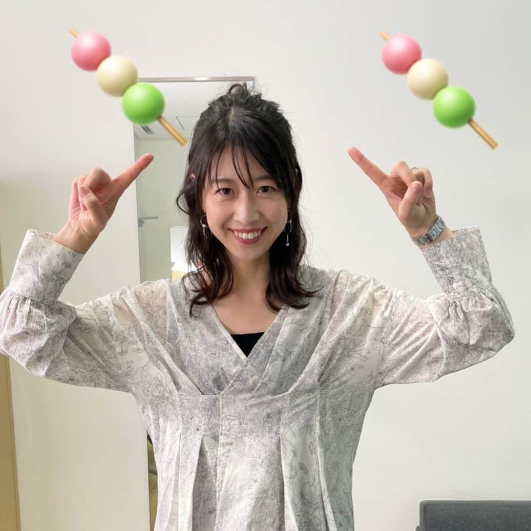 虎谷温子のインスタグラム：「今日はハーフのお団子ヘアでした！ メイクさんと相談して髪型を決めるのですが、全て髪の毛を下ろすと、大人っぽくなりすぎちゃうかなぁ、ということで、ハーフのお団子にしてもらいました🍡🍡 でも後から落ち着いて考えてみたら、私、すでに結構な大人でした…😳 #すまたん」