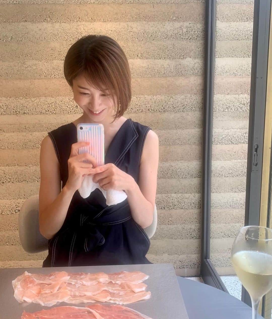 村田千弥さんのインスタグラム写真 - (村田千弥Instagram)「少し前の幸せなひととき🐷🥂 @nagomi_umihira753 にお誘いしてもらって、美味しいワインと切り立てのペルシュウをいただきました。  目の前に広がる一面のハム、 目の前で私の長い話をうんうんと真剣に聞いてくれるなごみん。 これだけで酔えちゃう幸せな時間でした💕  2階の @hosoogallery も見学して、進化する西陣織の魅力にも触れつつ。 帰り際、パルマハム職人の多田昌豊さんが 「お皿に乗せる前の切りたてが一番美味しいよ！」と くださった一枚のペルシュウがほんとにほわほわで、 ずっと口の中にいて欲しいのに溶けていく。旨みの塊でした。  なごみーん！また美味しいもの食べながら、ゆっくりしゃべりましょ。 ワクチン２回目接種が終わったらって、ランチの約束してるのです🤝」9月13日 9時27分 - chr.0429