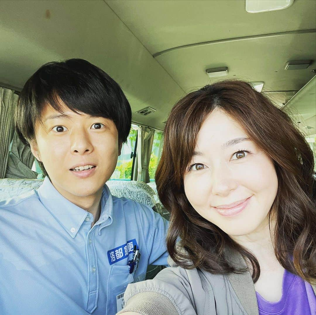 堀内敬子さんのインスタグラム写真 - (堀内敬子Instagram)「IPサイバー捜査班8話にて。 宅配便の青年で出演していたのは、 事務所リコモーションの、佐々木誠くんでした！  事務所が同じ系列ということで、一緒に写真撮ろう〜！ っと、「ハイっっ」大声出したら、びっくりしたお顔になってしまいましたのが、2枚目のお写真！  ごめんねー、びっくりしちゃったよねぇーと、静かにもう一枚。  お互いに待ち時間が多く、大変な撮影でした❤️  また共演できますように！  IPサイバー捜査班は来週で最終回です。 寂しいですー。  #ipサイバー捜査班 #8話 #佐々木誠 #リコモーション #びっくりしたお顔も可愛かったので載せちゃいます #びっくりさせてごめんない」9月13日 9時43分 - horiuchi_keiko